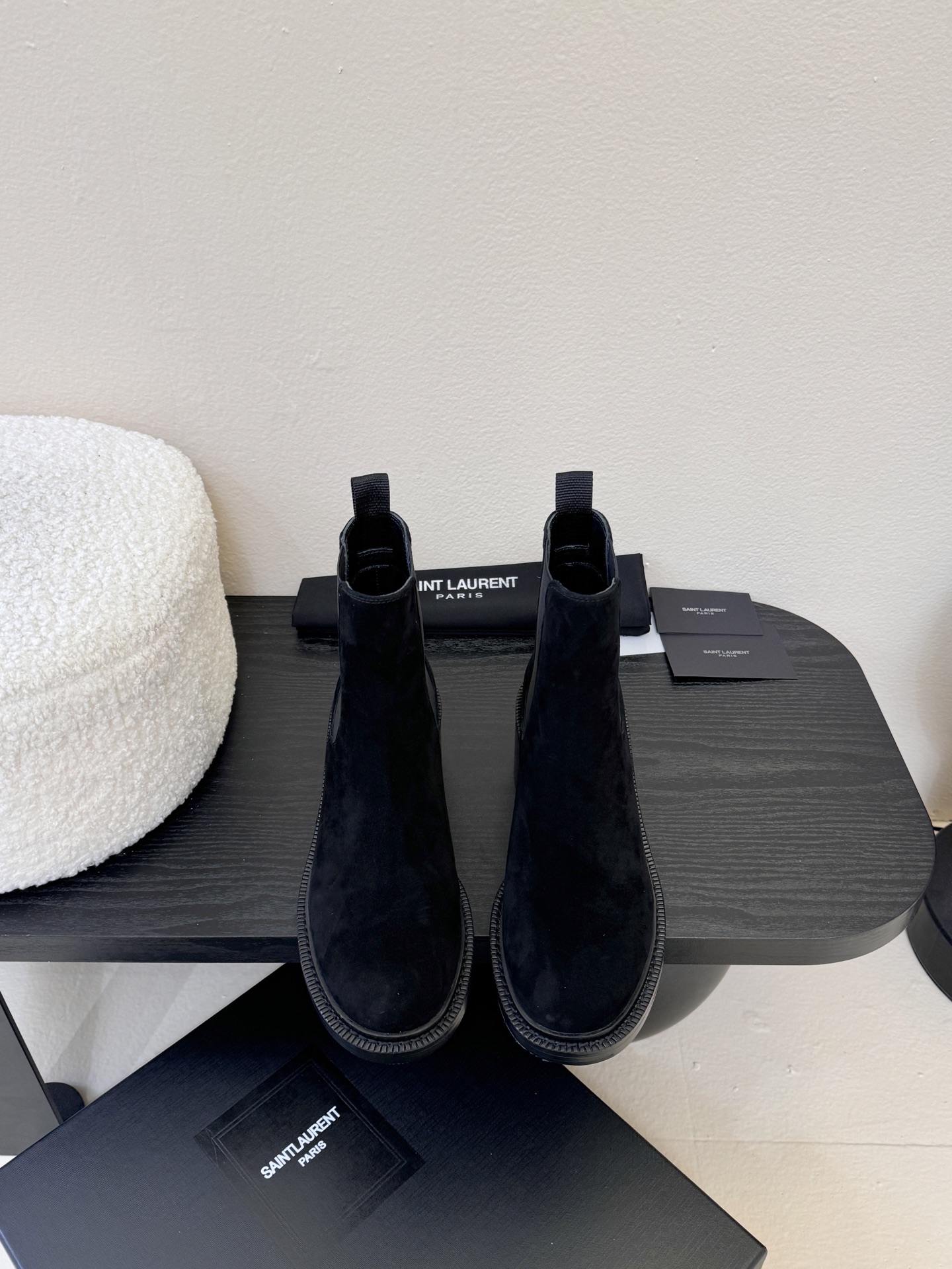 NO:592735,Saint Laurent's latest brogue short boots for autumn and winter are planted by many celebrity fashion bloggers  The size and texture are exactly the same as the original. The upper material is made of imported calfskin, and the lining is mixed sheepskin. The tiptoe is made of comfortable and soft tiptoe sheepskin. The sole is the original 1:1 custom-made leather outsole. It is perfect and very comfortable on the foot. The foot feels great, and whether you wear it with jeans, a small suit, or a skirt, it can be matched with a natural, authentic full package. The heel height is 6CM Italian genuine leather outsole. Size35-40, boots, saint  laurent,saint laurent,boots,skirts,jeans,cowhide,sheepskin,Leather soles19860909Saint Laurent圣罗兰秋冬最新款布洛克短靴 超多明星时尚博主种草 大小质感与原版完全一致鞋面材质采用进口小牛皮制作而成,内里混种羊皮,踮脚为舒服柔软的踮脚羊皮,鞋底为原版1:1定制真皮大底、简直完美到爆、而且上脚效果非常舒服,脚感很棒,而且无论你搭配牛仔裤,小西服,裙子,都能搭配自然、正品全套包装、跟高6CM意大利真皮大底 Size35-40,靴子,saint laurent,saint laurent,boots,skirts,jeans,cowhide,sheepskin,Leather soles,Women's Shoes