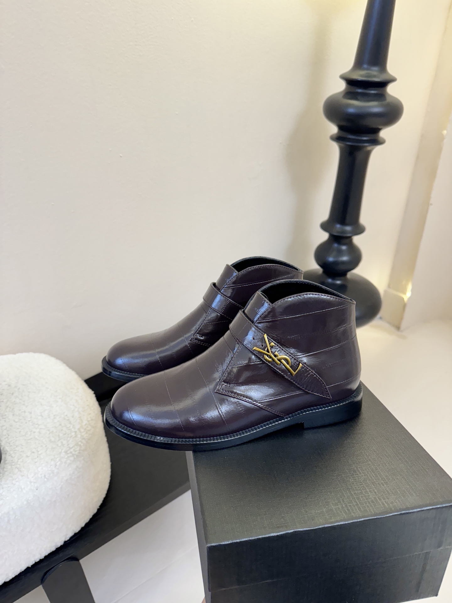 Saint Laurent圣罗兰秋冬最新款短靴 超级超级无敌火爆的一个款这款我们家每个版面的五金扣都要开