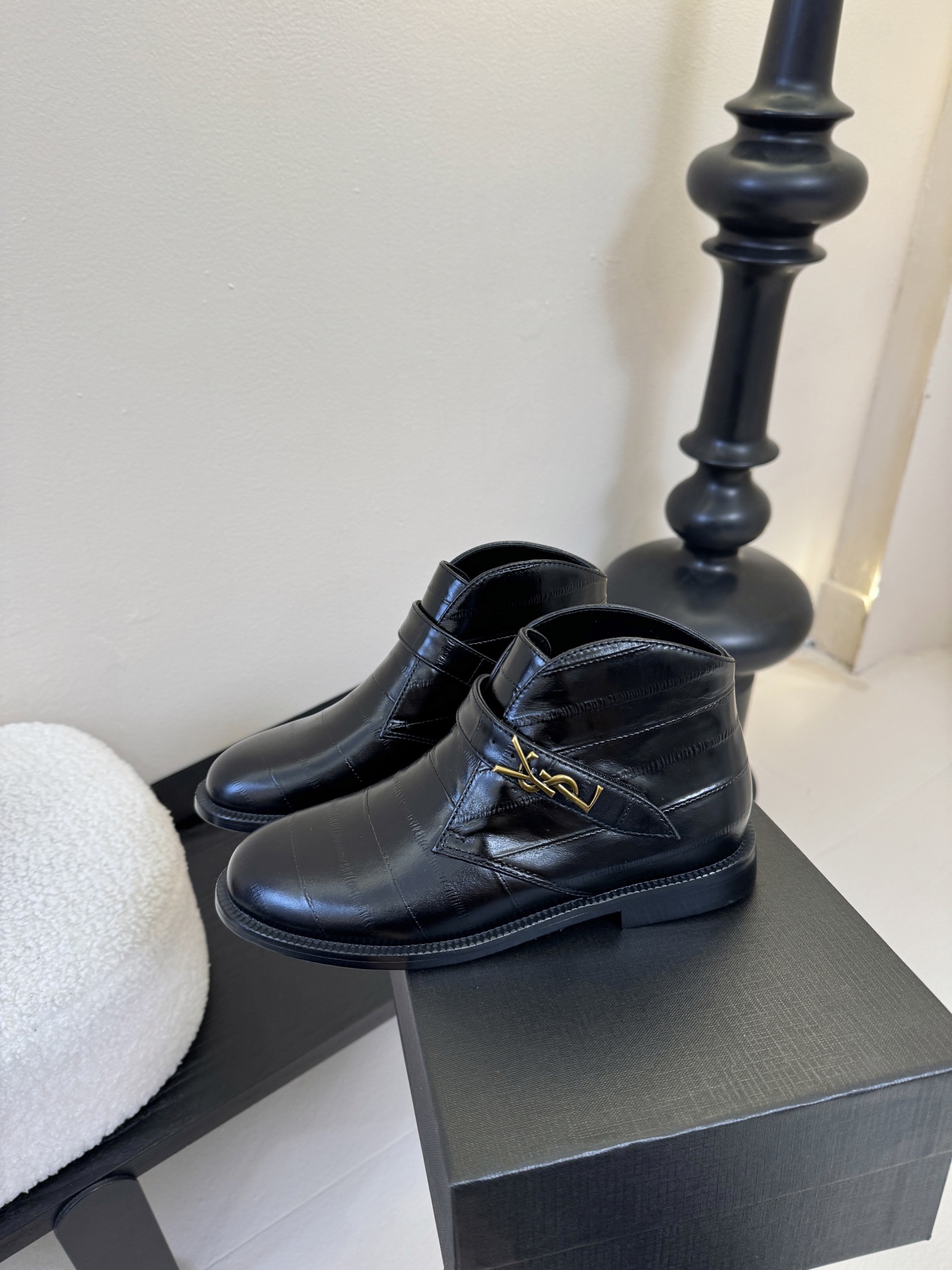 Saint Laurent圣罗兰秋冬最新款短靴 超级超级无敌火爆的一个款这款我们家每个版面的五金扣都要开