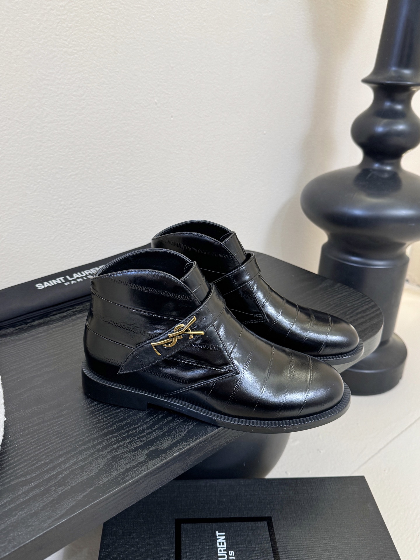 Saint Laurent圣罗兰秋冬最新款短靴 超级超级无敌火爆的一个款这款我们家每个版面的五金扣都要开