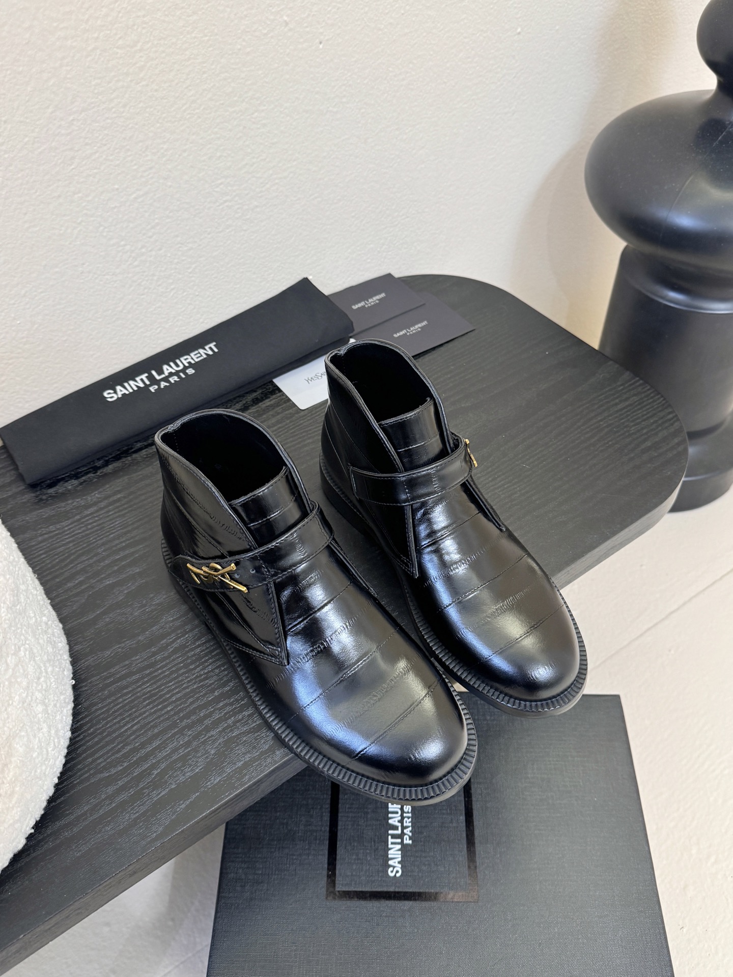 Saint Laurent圣罗兰秋冬最新款短靴 超级超级无敌火爆的一个款这款我们家每个版面的五金扣都要开