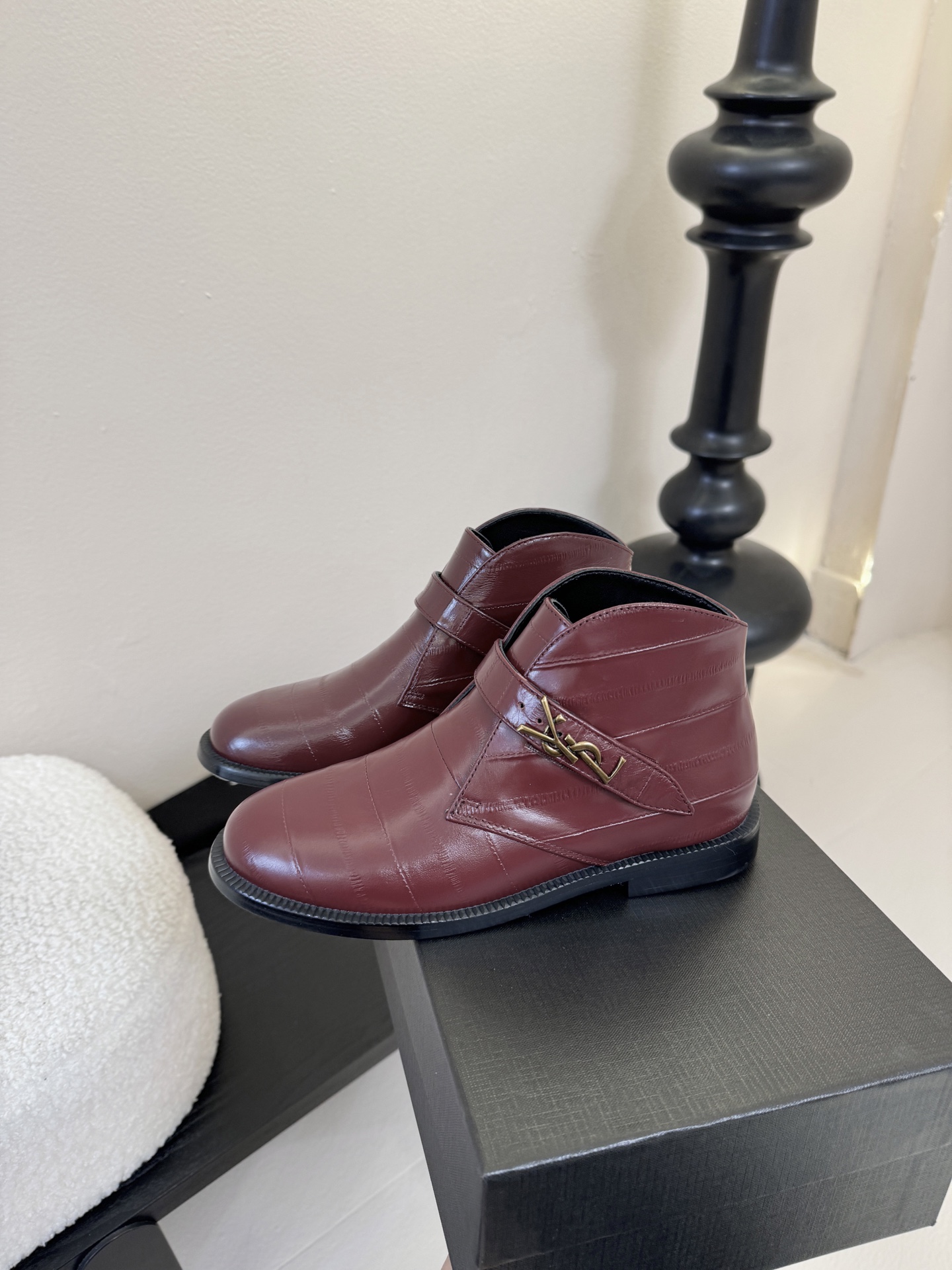 Saint Laurent圣罗兰秋冬最新款短靴 超级超级无敌火爆的一个款这款我们家每个版面的五金扣都要开