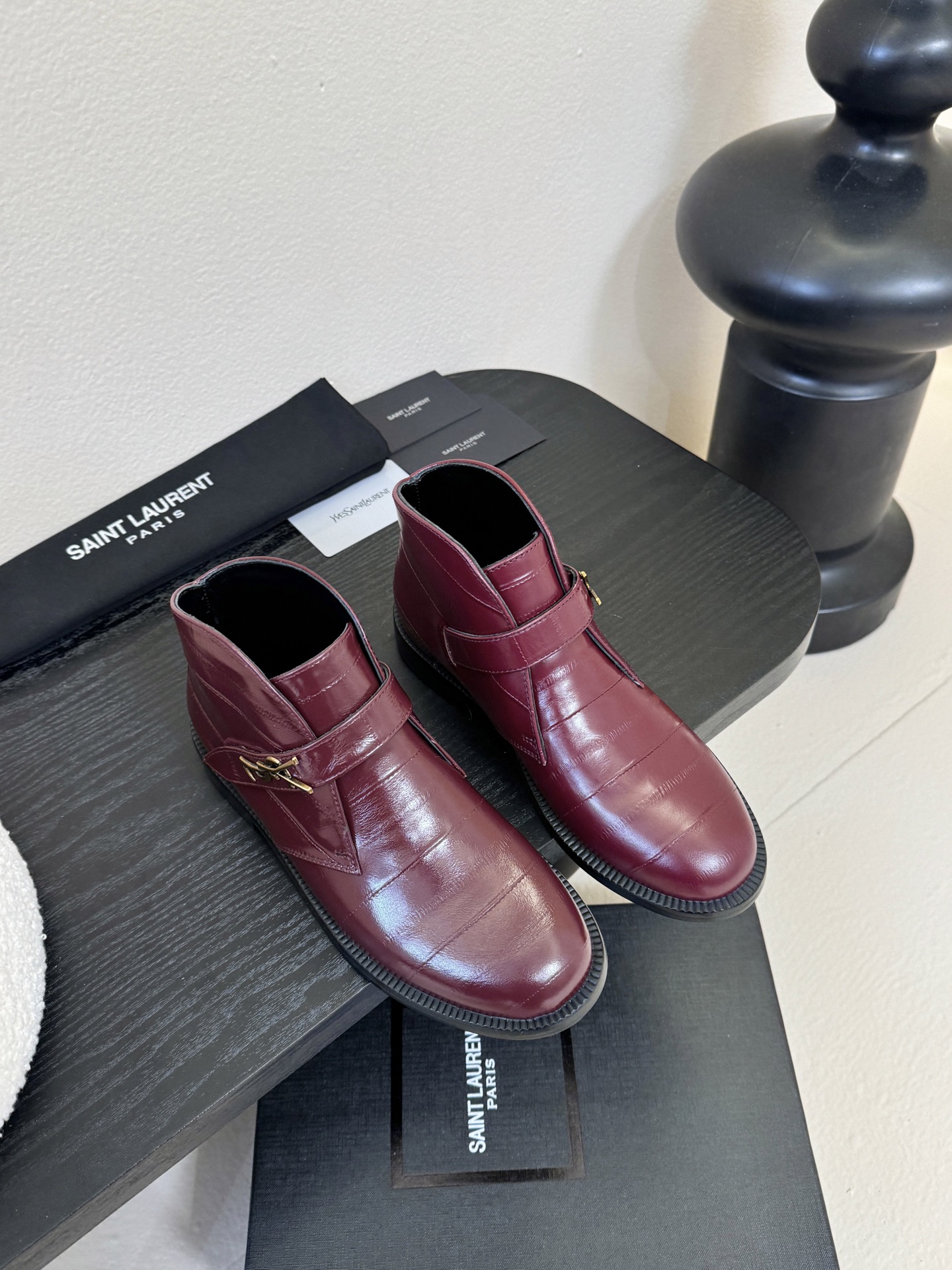 NO:592738,Saint Laurent's latest short boots for autumn and winter are super, super, super popular. The hardware buckles of each layout in our home have to be molded and customized 1:1!  The size and texture are exactly the same as the original. The upper material is made of imported calfskin, and the lining is mixed sheepskin. The tiptoe is made of comfortable and soft tiptoe sheepskin. The sole is the original 1:1 customized leather outsole. It is perfect and very comfortable on the foot. The foot feels great, and whether you wear it with jeans, a small suit, or a skirt, it can be matched with a natural, authentic full set of packaging, Italian genuine leather outsole Size35-40, boots, saint laurent, saint  laurent,boots,skirts,jeans,cowhide,sheepskin,Leather soles19860909Saint Laurent圣罗兰秋冬最新款短靴超级超级无敌火爆的一个款这款我们家每个版面的五金扣都要开模1:1定制！大小质感与原版完全一致鞋面材质采用进口小牛皮制作而成,内里混种羊皮,踮脚为舒服柔软的踮脚羊皮,鞋底为原版1:1定制真皮大底、简直完美到爆、而且上脚效果非常舒服,脚感很棒,而且无论你搭配牛仔裤,小西服,裙子,都能搭配自然、正品全套包装、意大利真皮大底 Size35-40,靴子,saint laurent,saint laurent,boots,skirts,jeans,cowhide,sheepskin,Leather soles,Women's Shoes