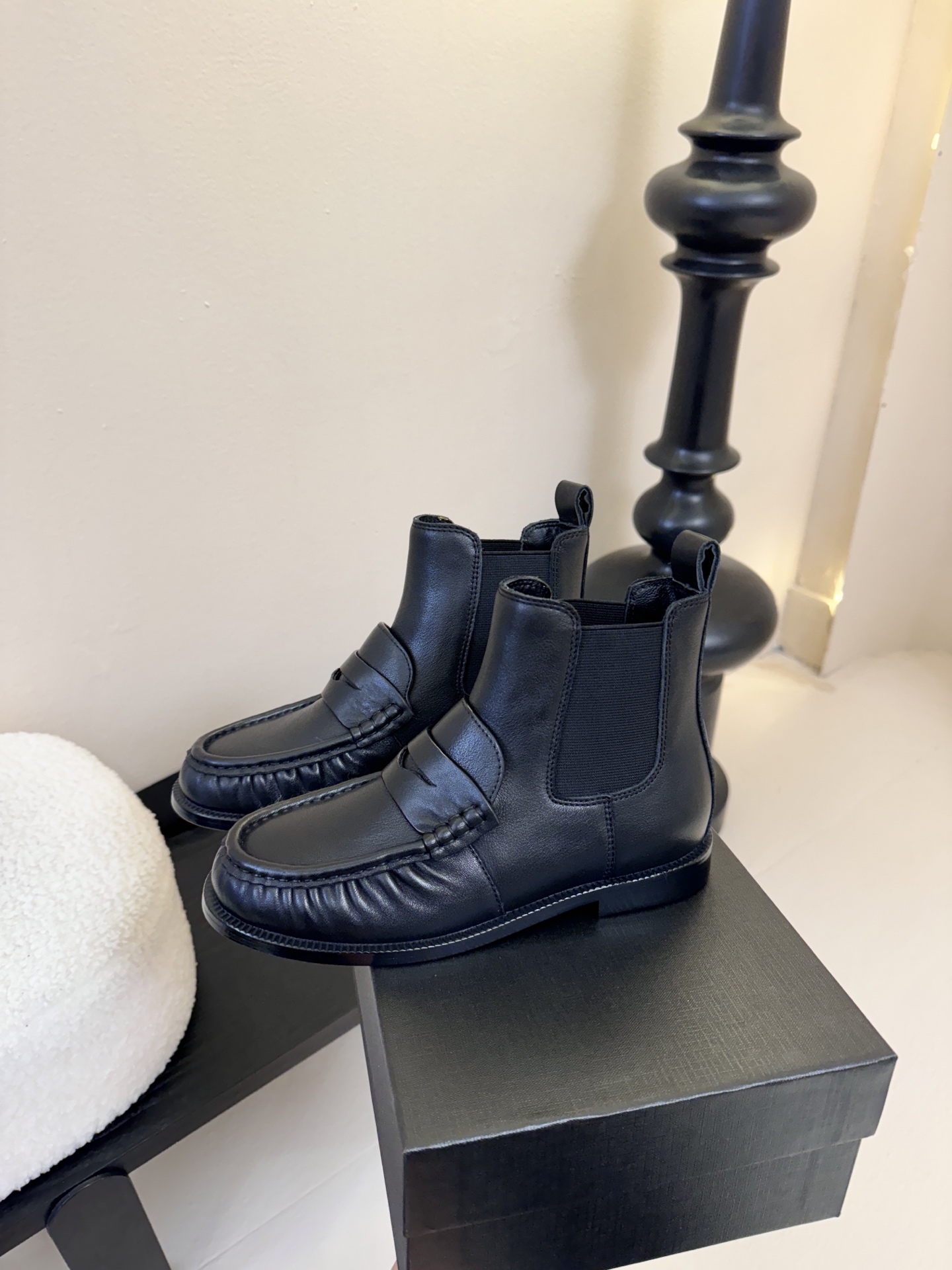 Saint Laurent圣罗兰秋冬最新款短靴 超级超级无敌火爆的一个款这款我们家每个版面的五金扣都要开