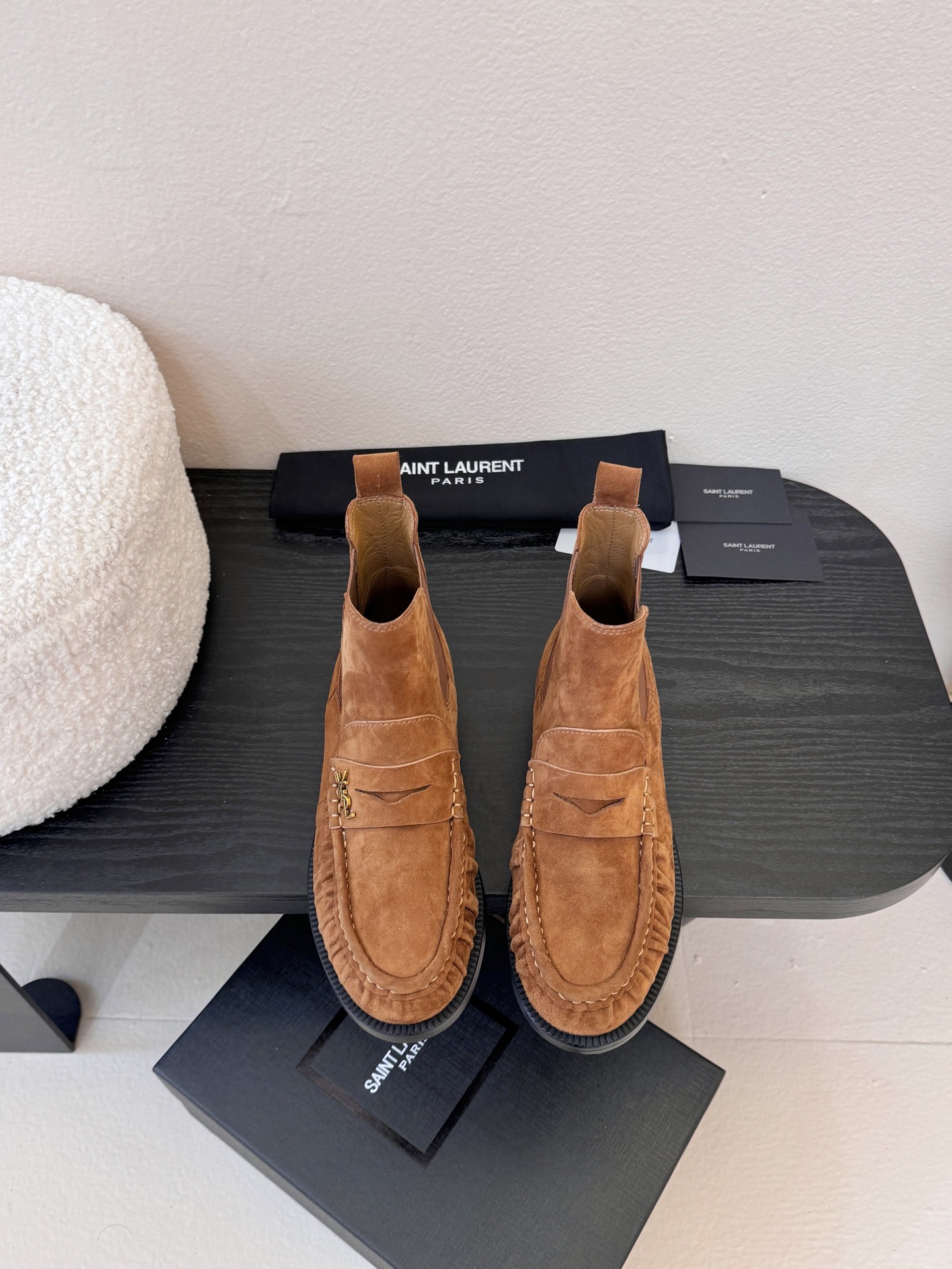 NO:592741,Saint Laurent's latest short boots for autumn and winter are super, super, super popular. The hardware buckles of each layout in our home have to be molded and customized 1:1!  The size and texture are exactly the same as the original. The upper material is made of imported high-mercerized calfskin. The lining is mixed sheepskin. The tiptoe is made of comfortable and soft tiptoe sheepskin. The sole is the original 1:1 custom-made leather outsole. It is perfect and very comfortable on the foot. The foot feels great, and whether you wear it with jeans, a small suit or a skirt, it can be matched with a natural, authentic full package, Italian genuine leather outsole. Size35-40, boots, saint  laurent,saint laurent,boots,skirts,jeans,cowhide,sheepskin,leather soles19860909Saint Laurent圣罗兰秋冬最新款短靴超级超级无敌火爆的一个款这款我们家每个版面的五金扣都要开模1:1定制！大小质感与原版完全一致鞋面材质采用进口高丝光小牛皮制作而成,内里混种羊皮,踮脚为舒服柔软的踮脚羊皮,鞋底为原版1:1定制真皮大底、简直完美到爆、而且上脚效果非常舒服,脚感很棒,而且无论你搭配牛仔裤,小西服,裙子,都能搭配自然、正品全套包装、意大利真皮大底 Size35-40,靴子,saint laurent,saint laurent,boots,skirts,jeans,cowhide,sheepskin,Leather soles,Women's Shoes