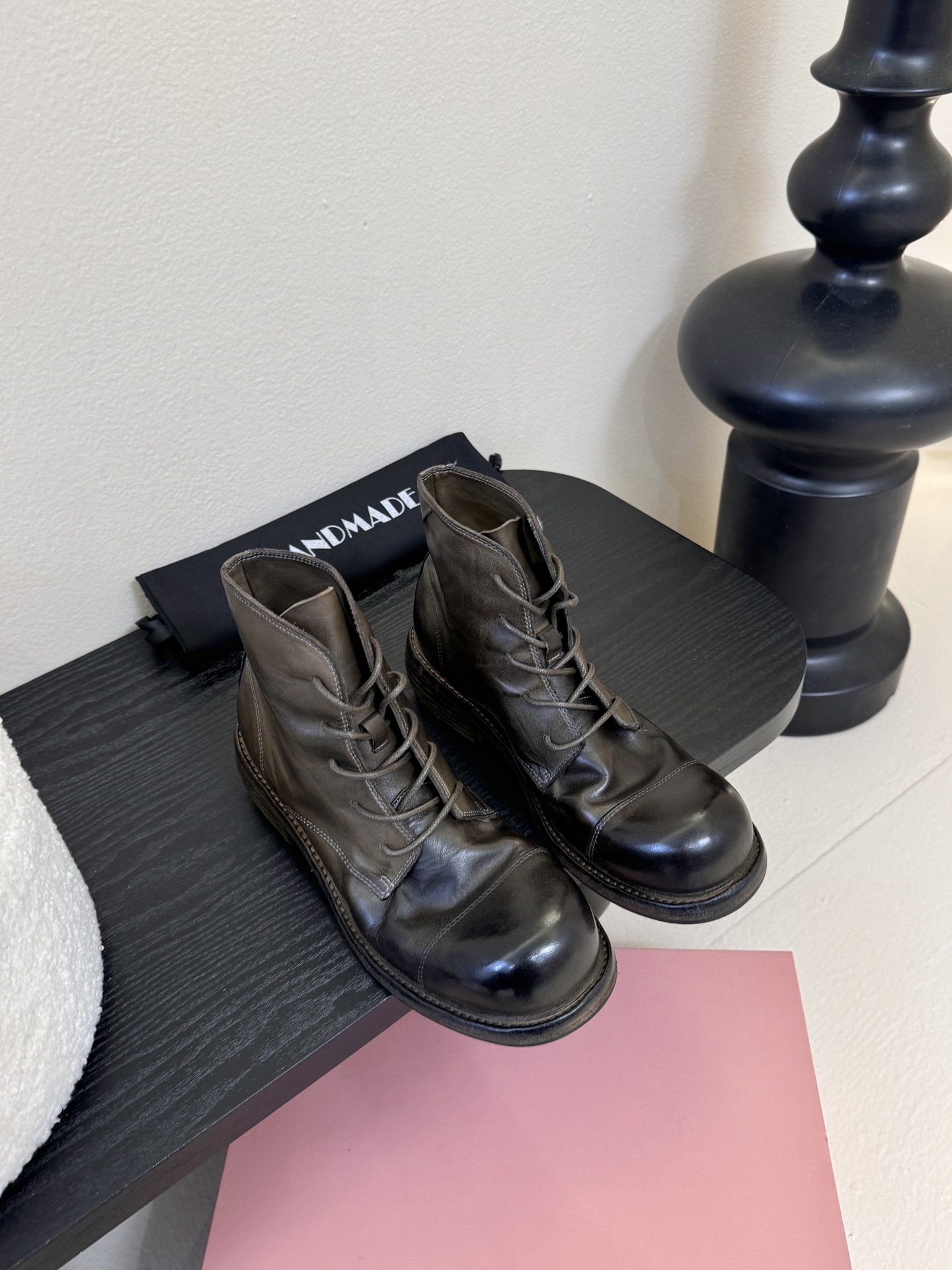 NO:592744,The top HANDMADE exclusive new product, the highest version, purchased from buyers, 1:1 perfect replica, flat sandals, original molded leather soles, original lasted shoes, very generous, easy to match with various styles, the good news for short legs, the upper body becomes longer legs in an instant, the upper body is not constrained by conventions, you can be yourself as you like ~ Fried chicken on the feet is soft and comfortable, imported washed horsehide upper, horsehide lining, outsole Italian leather sole  35-40 (40 is non-refundable), boots, sandals, boots19860909顶级 HANDMADE独家新品最高版本买手代购1:1完美复刻 平底凉鞋单鞋 原版开模真皮鞋底 原版套楦鞋型很大方 搭配各种风格都轻松驾驭 小短腿的福音 上身瞬间秒变大长腿 上脚不被常规所拘束,随心所欲做自己～上脚炒鸡柔软舒适 鞋面进口水洗马皮 内里垫脚马皮 大底意大利真皮底跟 35-40（40做不退换）,靴子,sandals,boots,Women's Shoes