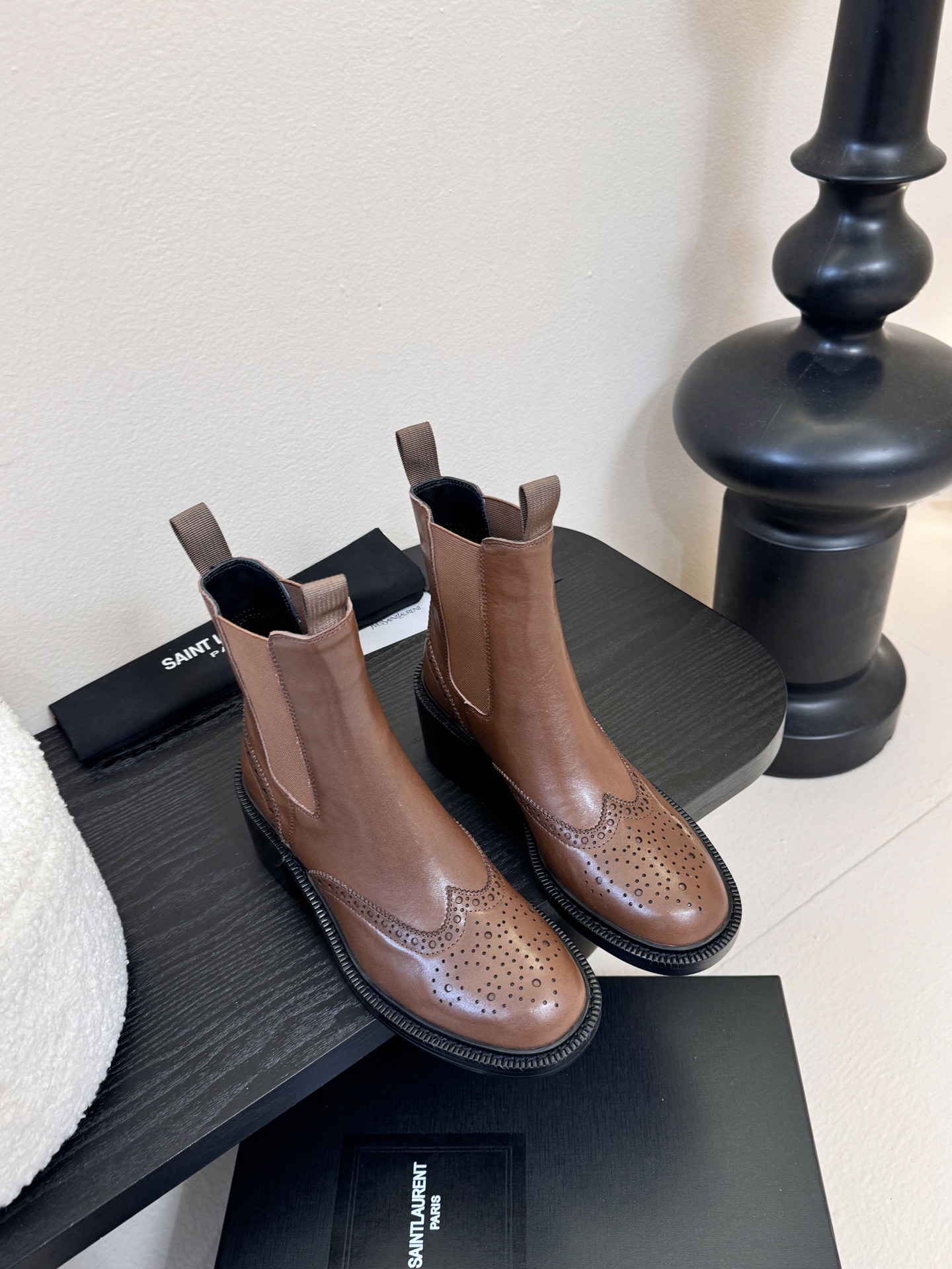 NO:592747,Saint Laurent's latest brogue short boots for autumn and winter are planted by many celebrity fashion bloggers  The size and texture are exactly the same as the original. The upper material is made of imported calfskin, and the lining is mixed sheepskin. The tiptoe is made of comfortable and soft tiptoe sheepskin. The sole is the original 1:1 custom-made leather outsole. It is perfect and very comfortable on the foot. The foot feels great, and whether you wear it with jeans, a small suit, or a skirt, it can be matched with a natural, authentic full package. The heel height is 6CM Italian genuine leather outsole. Size35-40, boots, saint  laurent,saint laurent,boots,skirts,jeans,cowhide,sheepskin,Leather soles19860909Saint Laurent圣罗兰秋冬最新款布洛克短靴 超多明星时尚博主种草 大小质感与原版完全一致鞋面材质采用进口小牛皮制作而成,内里混种羊皮,踮脚为舒服柔软的踮脚羊皮,鞋底为原版1:1定制真皮大底、简直完美到爆、而且上脚效果非常舒服,脚感很棒,而且无论你搭配牛仔裤,小西服,裙子,都能搭配自然、正品全套包装、跟高6CM意大利真皮大底 Size35-40,靴子,saint laurent,saint laurent,boots,skirts,jeans,cowhide,sheepskin,Leather soles,Women's Shoes