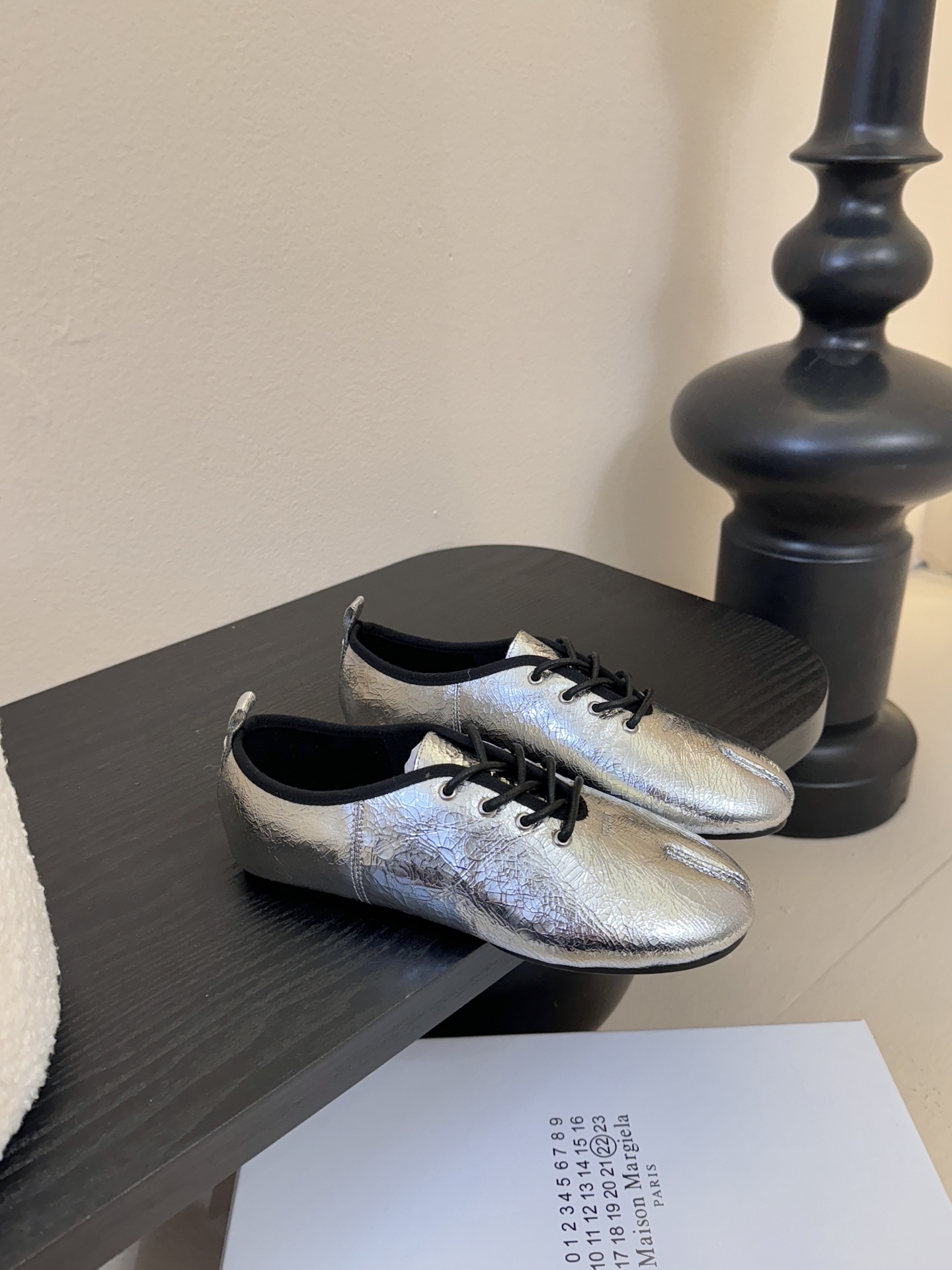 2025Maison Margie*马吉拉•分趾粗跟平底复古玛丽珍系带分趾鞋太棒了的版本 非常不好做！马