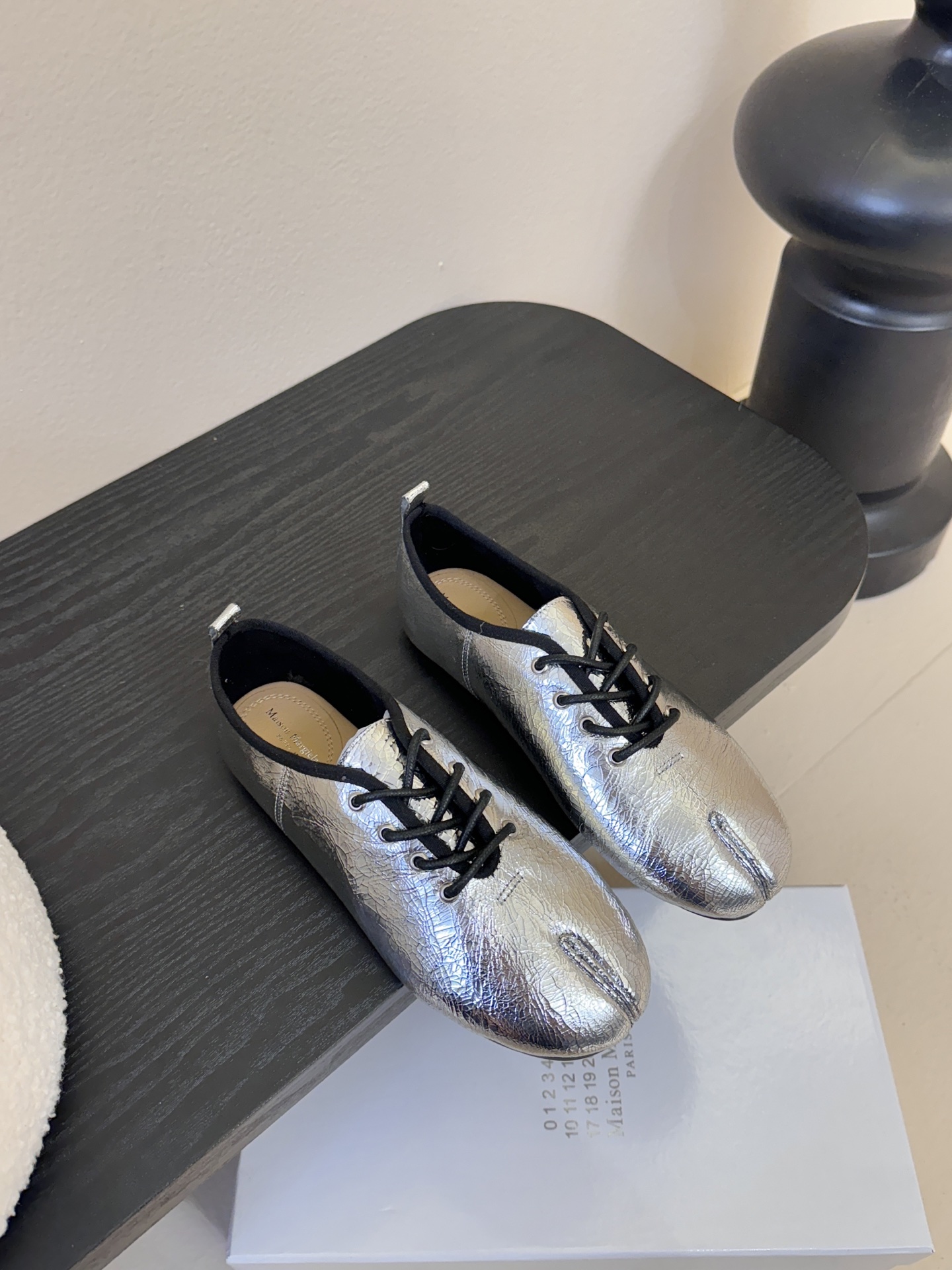 2025Maison Margie*马吉拉•分趾粗跟平底复古玛丽珍系带分趾鞋太棒了的版本 非常不好做！马