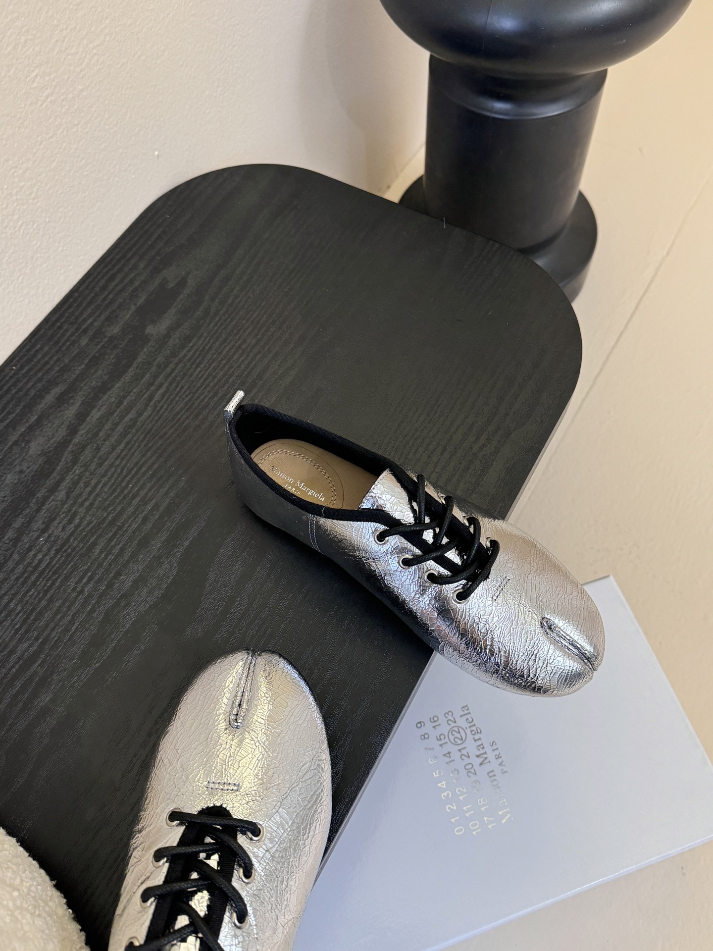 2025Maison Margie*马吉拉•分趾粗跟平底复古玛丽珍系带分趾鞋太棒了的版本 非常不好做！马