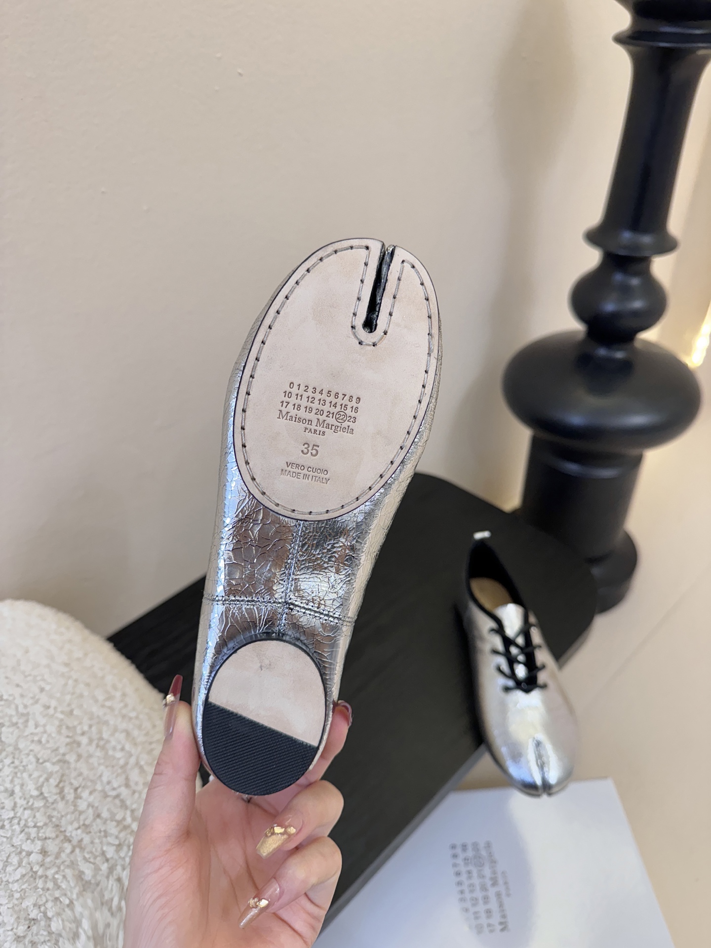 2025Maison Margie*马吉拉•分趾粗跟平底复古玛丽珍系带分趾鞋太棒了的版本 非常不好做！马