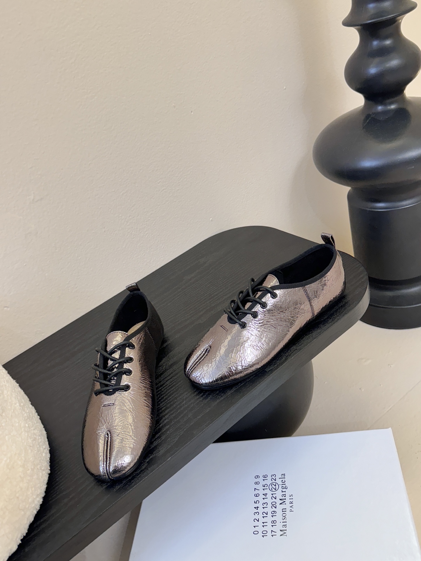 2025Maison Margie*马吉拉•分趾粗跟平底复古玛丽珍系带分趾鞋太棒了的版本 非常不好做！马