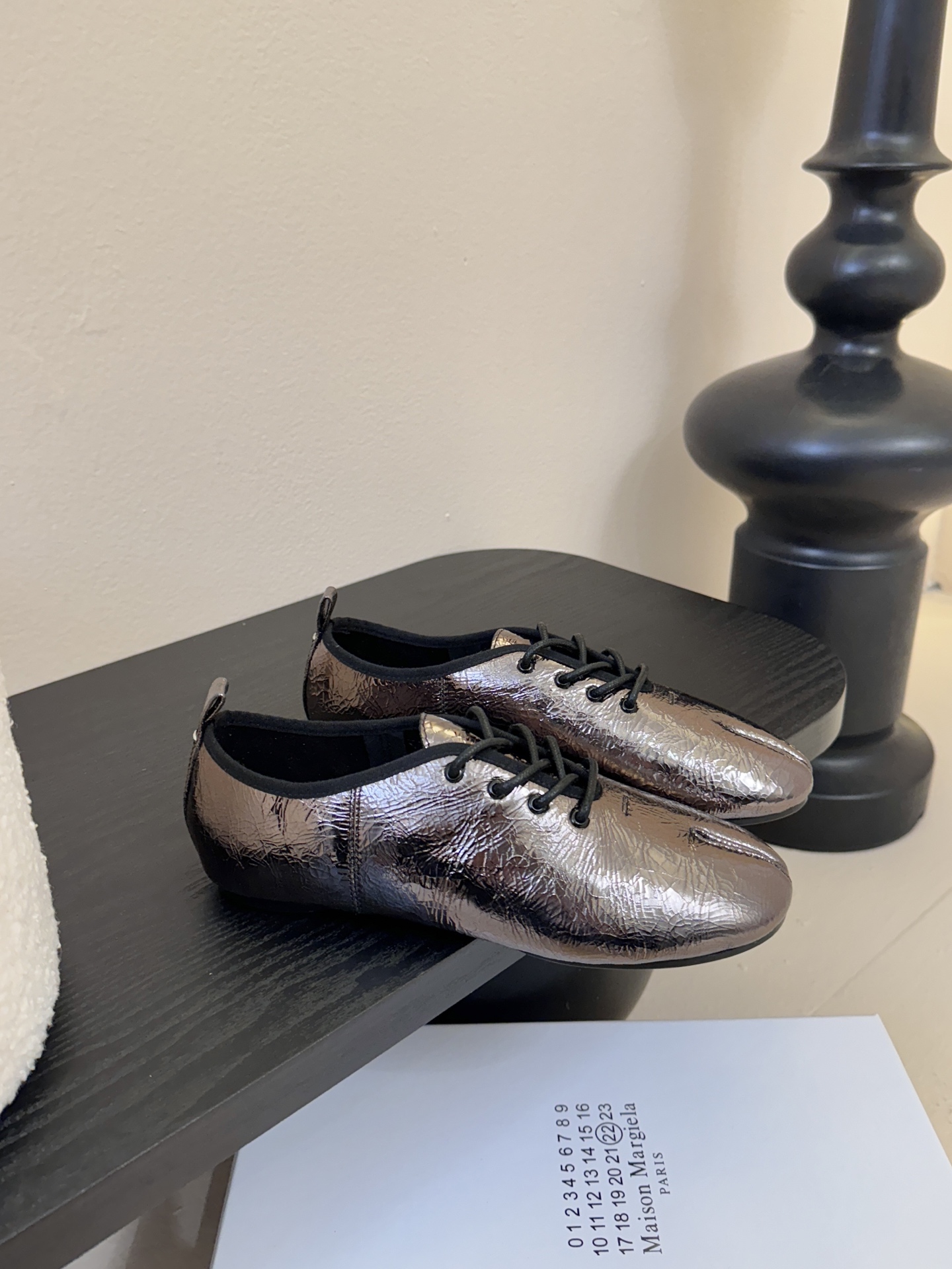 2025Maison Margie*马吉拉•分趾粗跟平底复古玛丽珍系带分趾鞋太棒了的版本 非常不好做！马