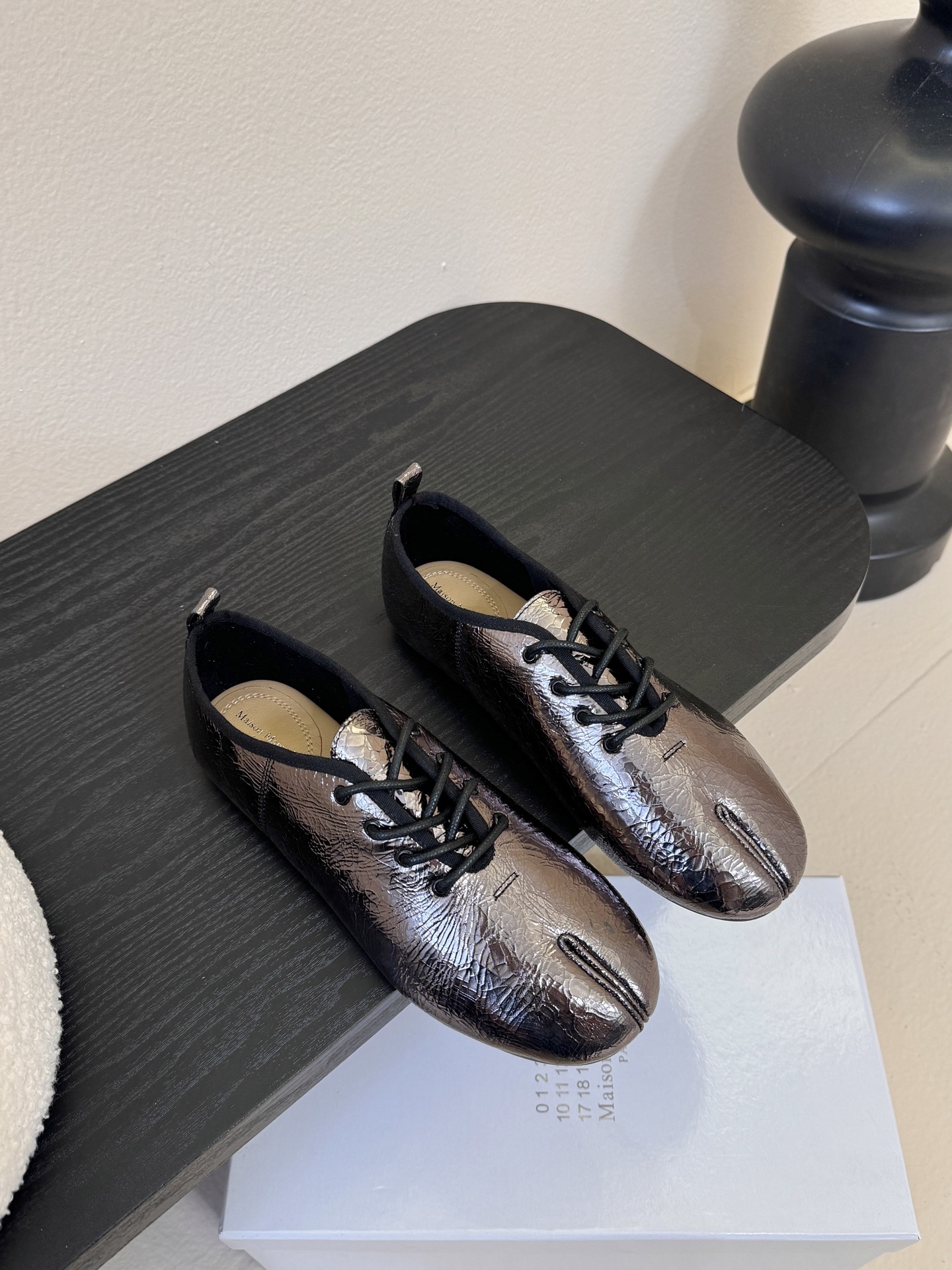 2025Maison Margie*马吉拉•分趾粗跟平底复古玛丽珍系带分趾鞋太棒了的版本 非常不好做！马