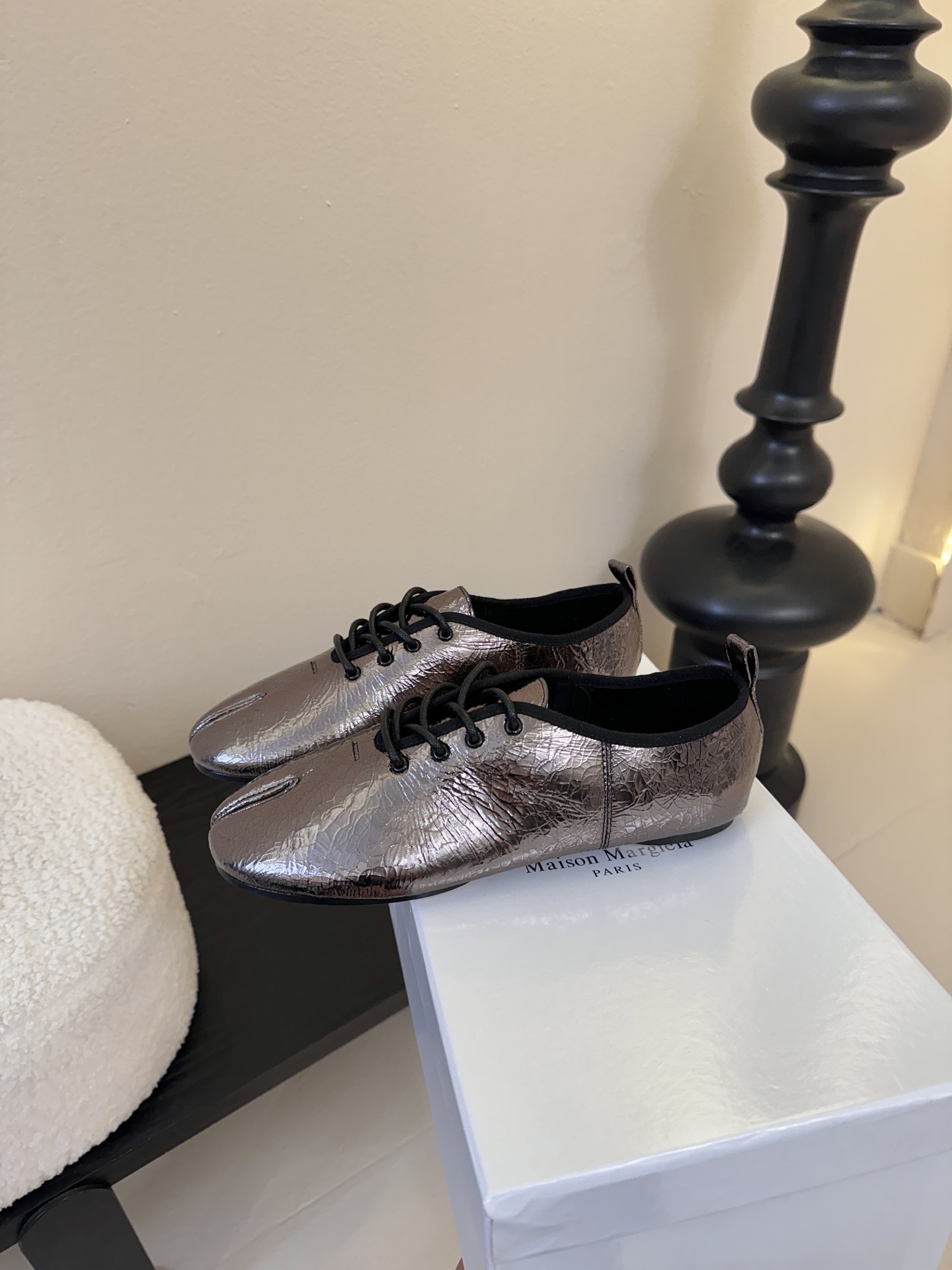 2025Maison Margie*马吉拉•分趾粗跟平底复古玛丽珍系带分趾鞋太棒了的版本 非常不好做！马