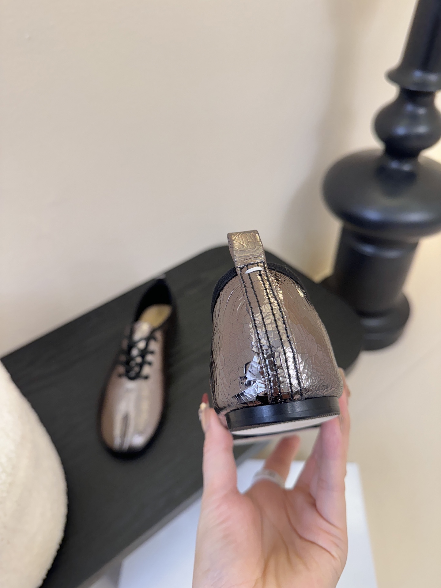 2025Maison Margie*马吉拉•分趾粗跟平底复古玛丽珍系带分趾鞋太棒了的版本 非常不好做！马