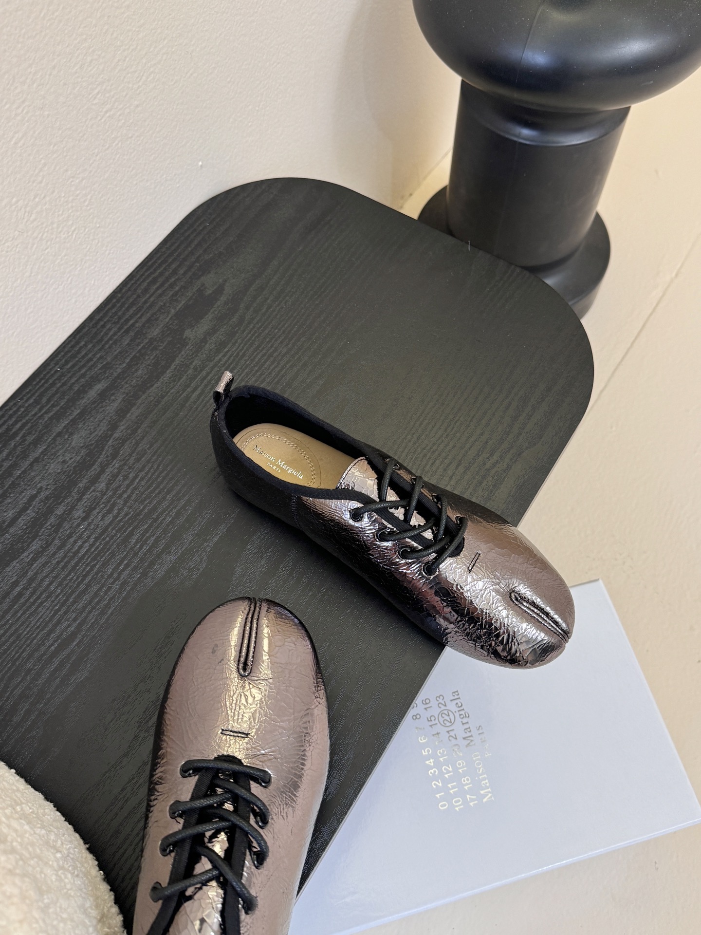 2025Maison Margie*马吉拉•分趾粗跟平底复古玛丽珍系带分趾鞋太棒了的版本 非常不好做！马