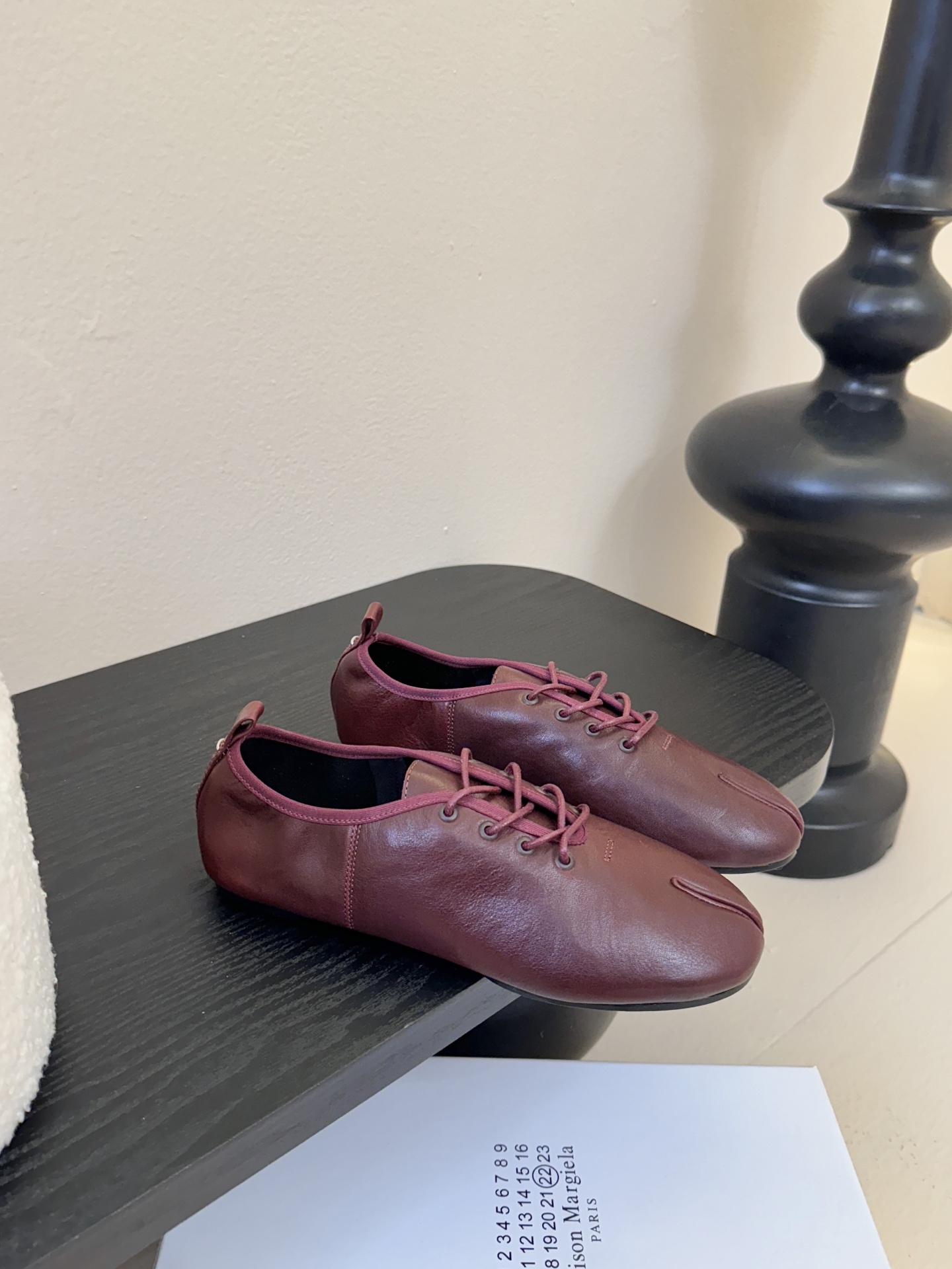 2025Maison Margie*马吉拉•分趾粗跟平底复古玛丽珍系带分趾鞋太棒了的版本 非常不好做！马