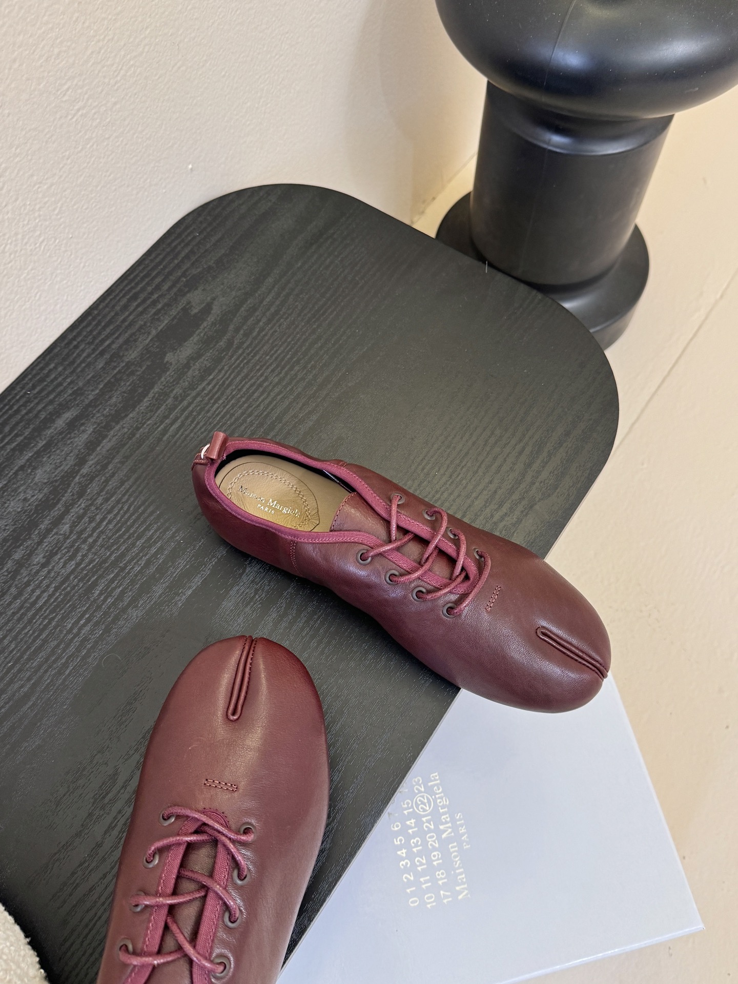 2025Maison Margie*马吉拉•分趾粗跟平底复古玛丽珍系带分趾鞋太棒了的版本 非常不好做！马