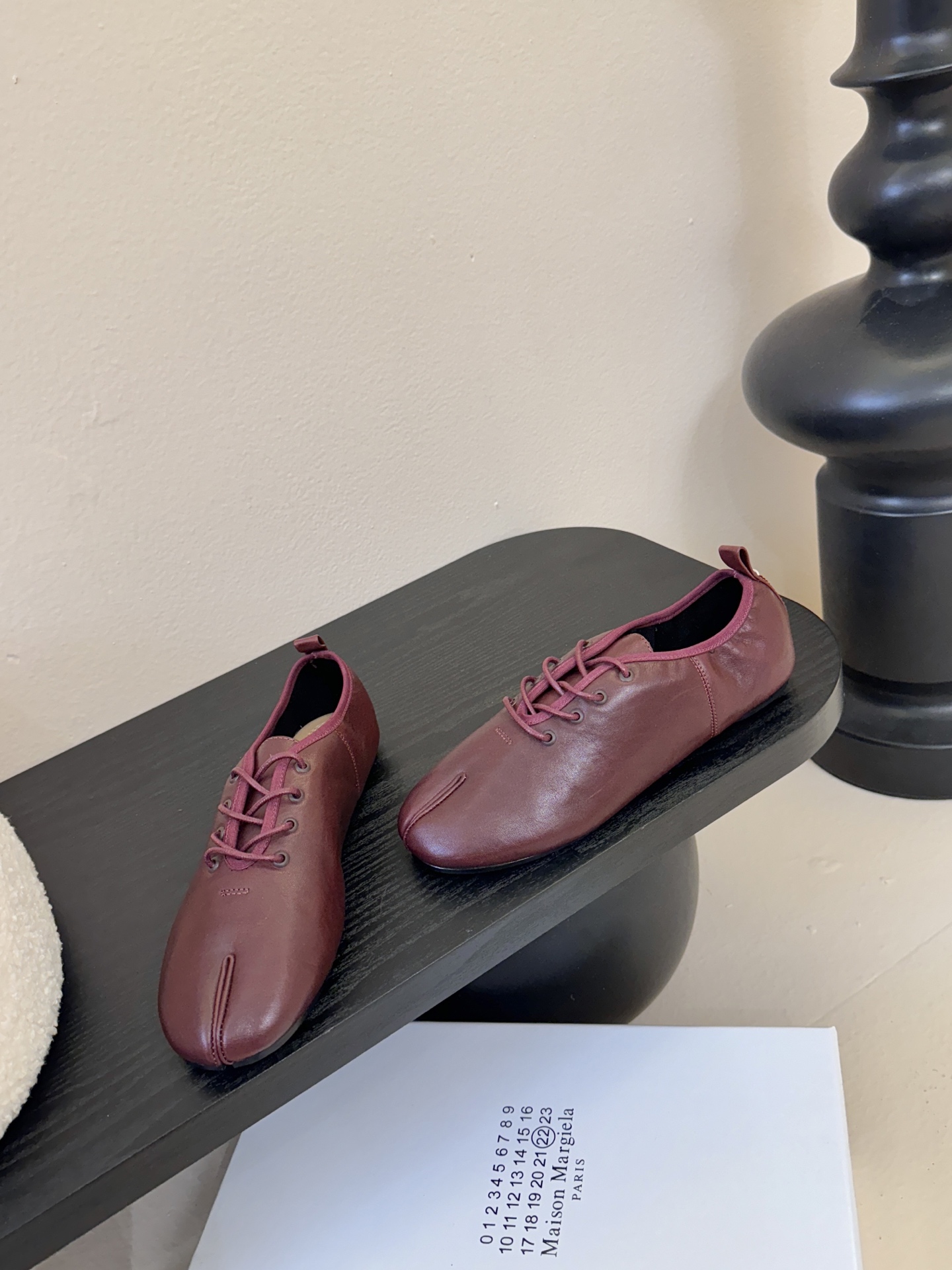 2025Maison Margie*马吉拉•分趾粗跟平底复古玛丽珍系带分趾鞋太棒了的版本 非常不好做！马