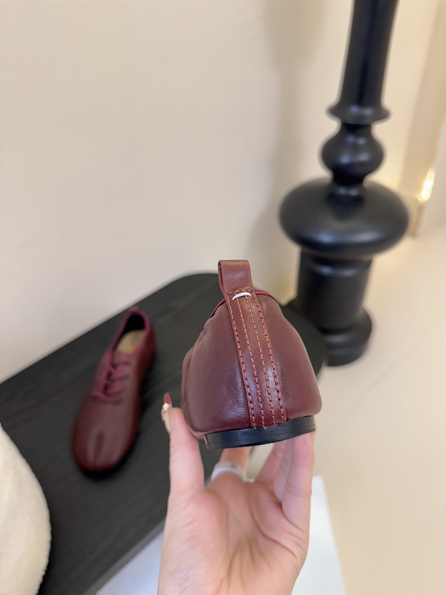 2025Maison Margie*马吉拉•分趾粗跟平底复古玛丽珍系带分趾鞋太棒了的版本 非常不好做！马