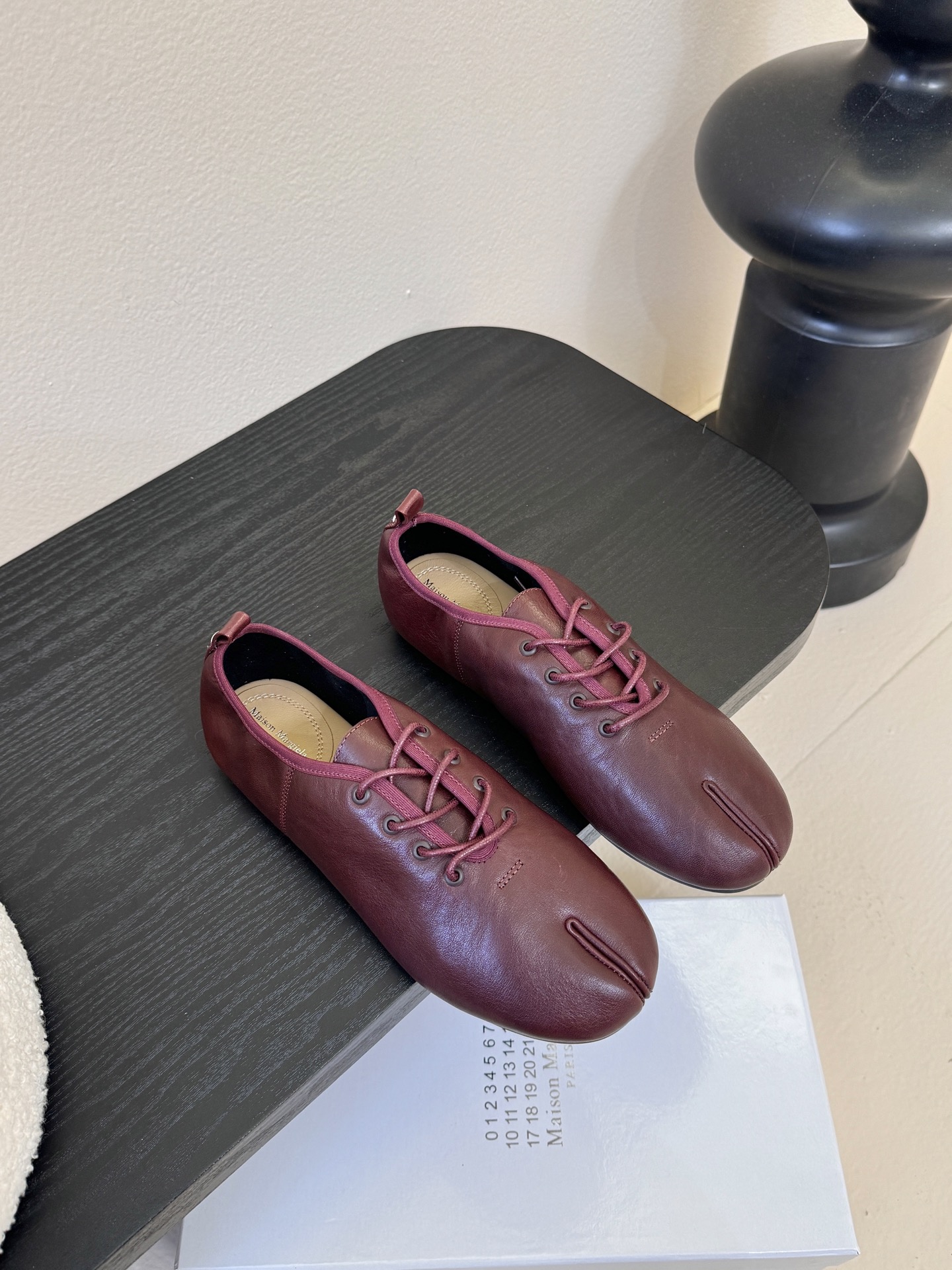 2025Maison Margie*马吉拉•分趾粗跟平底复古玛丽珍系带分趾鞋太棒了的版本 非常不好做！马