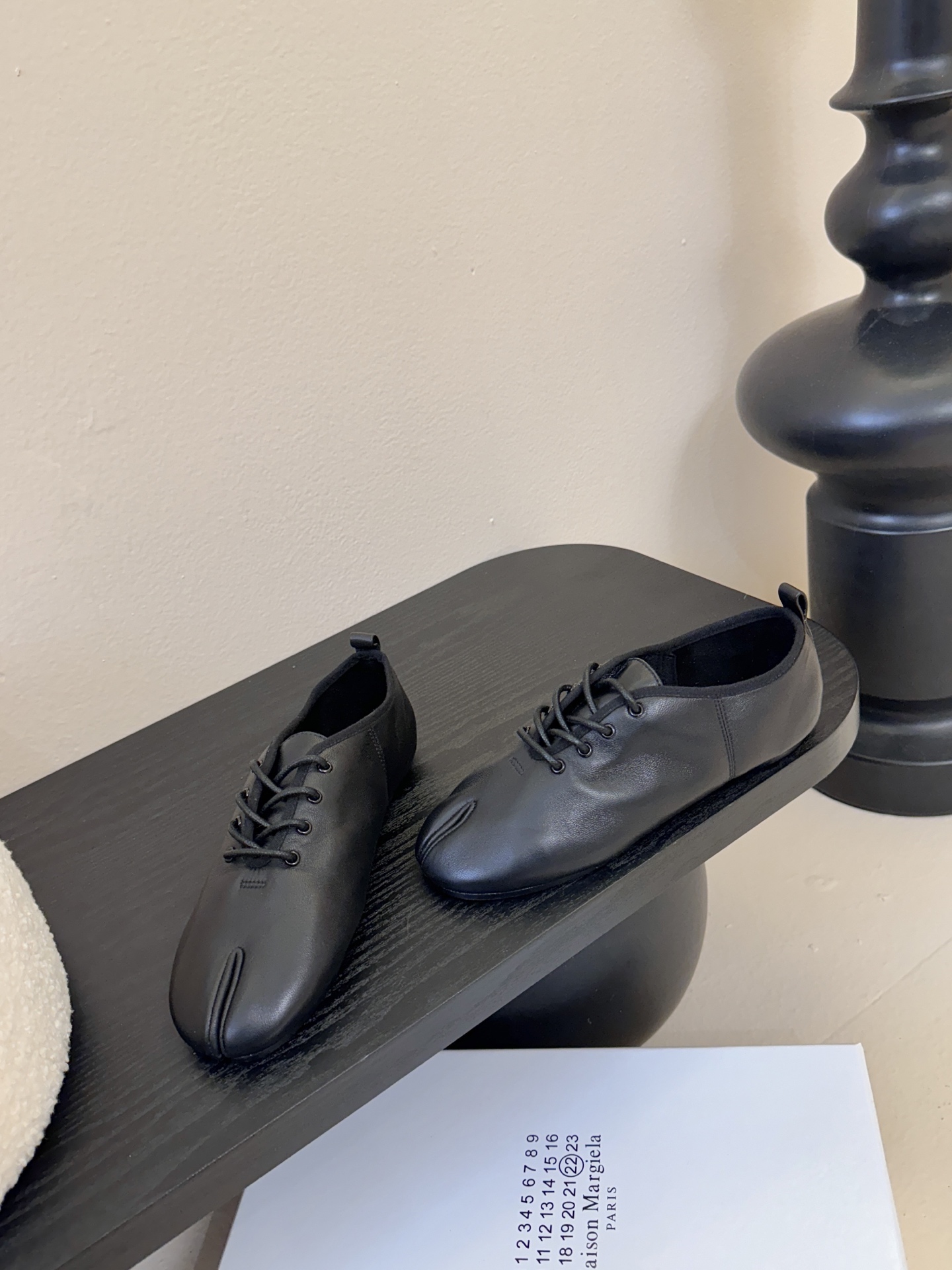 2025Maison Margie*马吉拉•分趾粗跟平底复古玛丽珍系带分趾鞋太棒了的版本 非常不好做！马