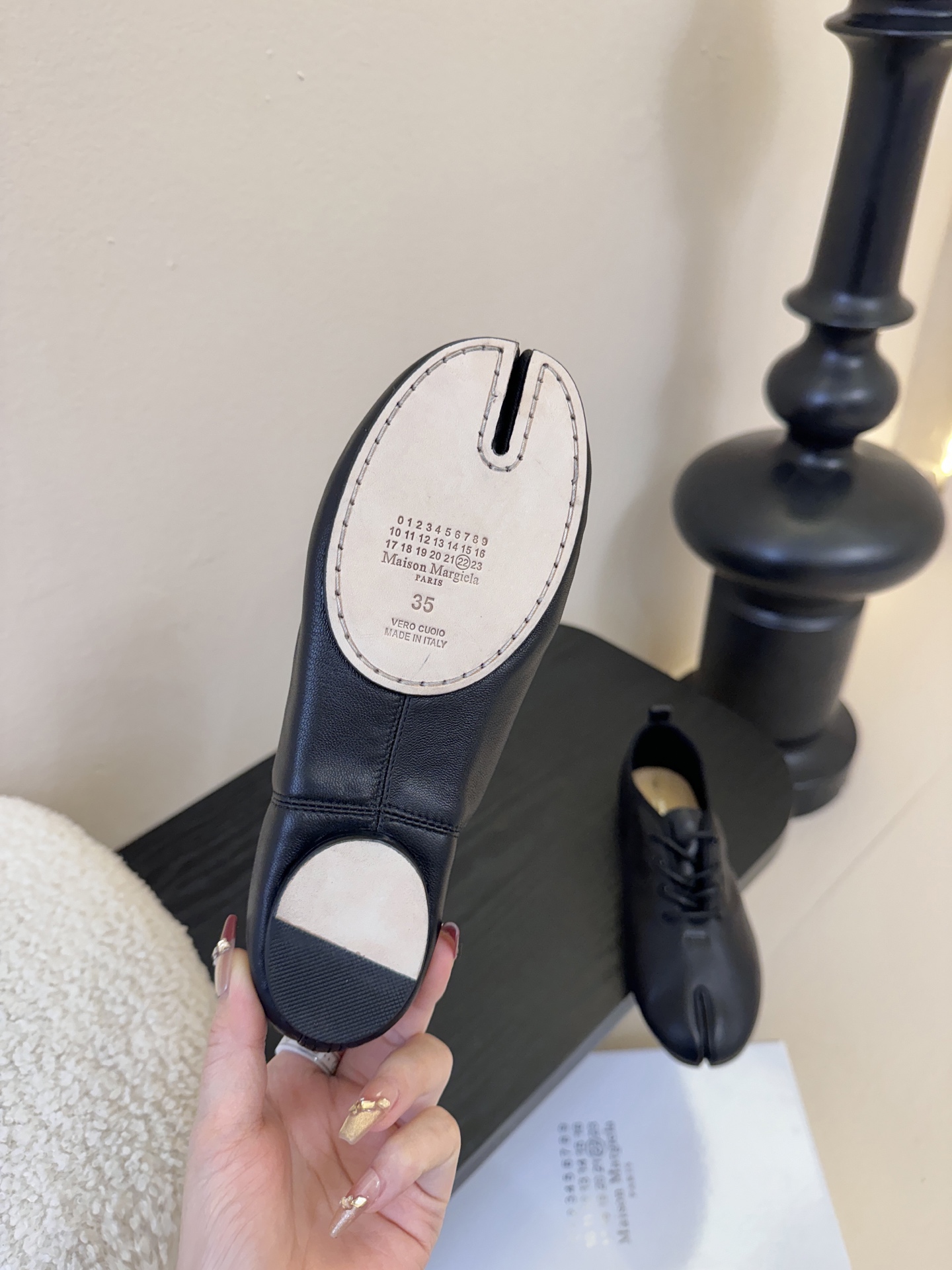 2025Maison Margie*马吉拉•分趾粗跟平底复古玛丽珍系带分趾鞋太棒了的版本 非常不好做！马