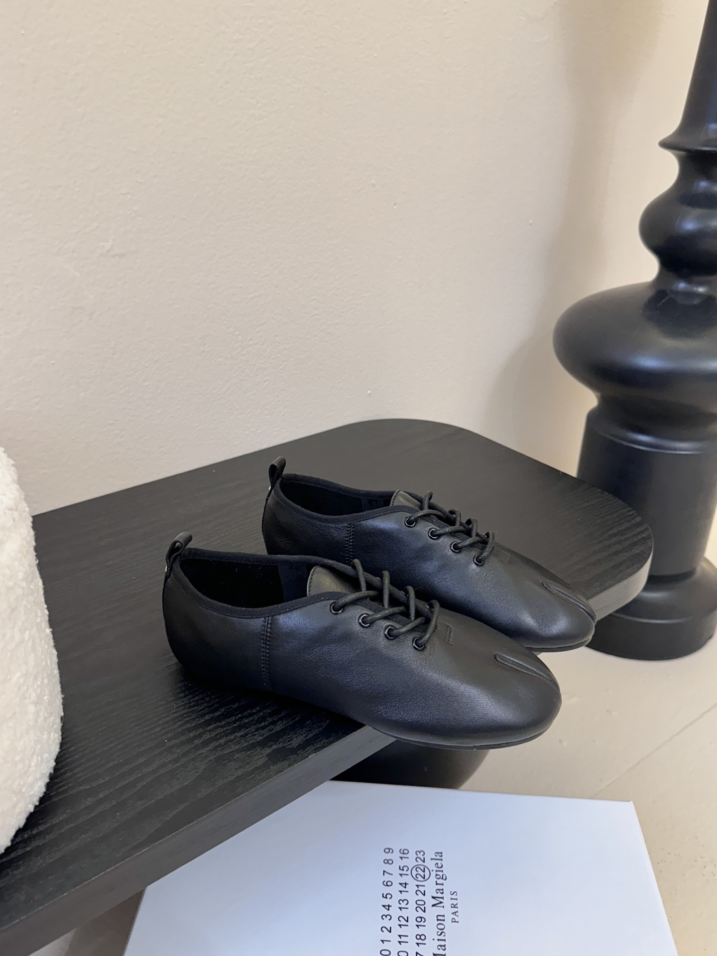 2025Maison Margie*马吉拉•分趾粗跟平底复古玛丽珍系带分趾鞋太棒了的版本 非常不好做！马