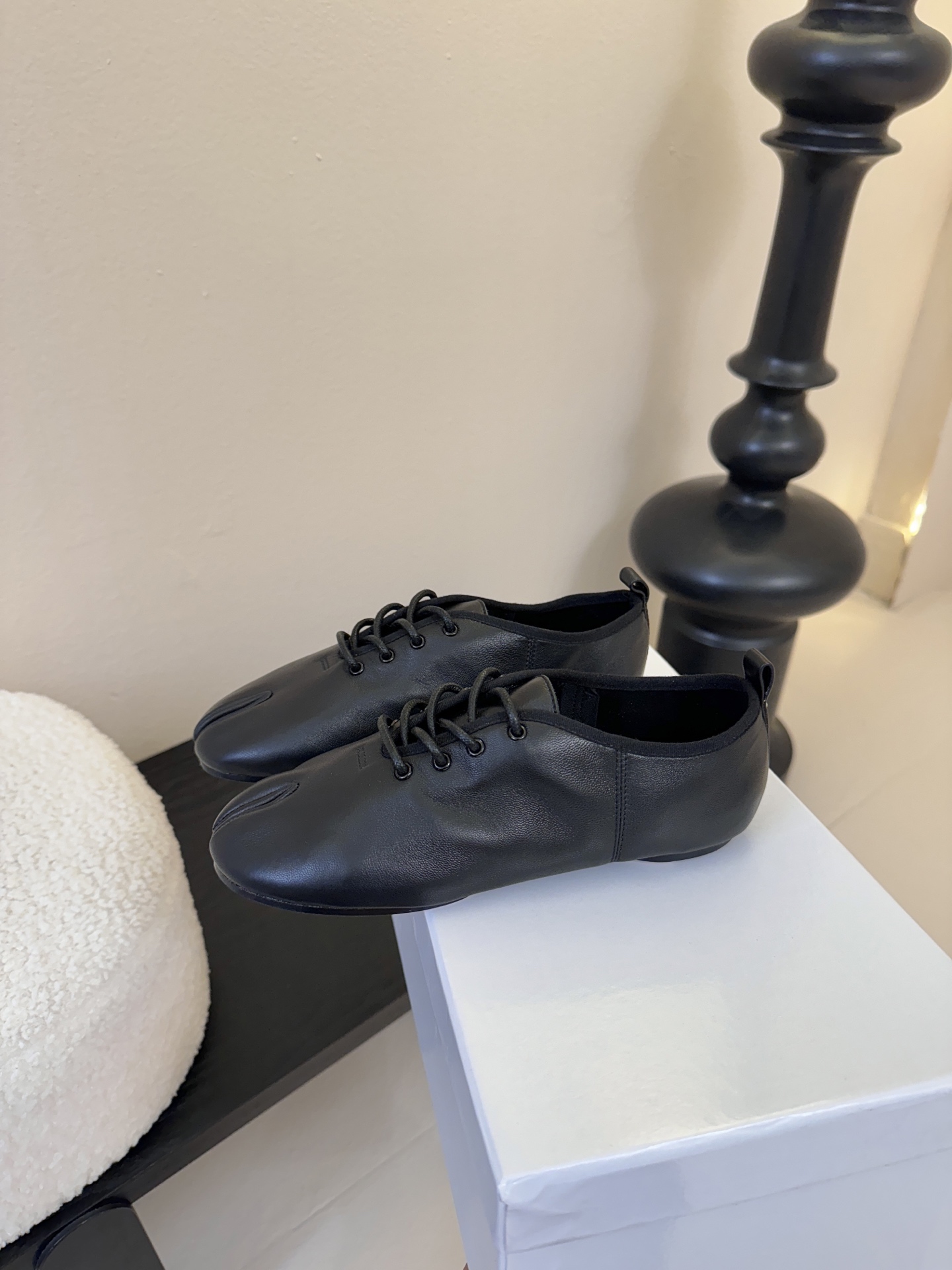 2025Maison Margie*马吉拉•分趾粗跟平底复古玛丽珍系带分趾鞋太棒了的版本 非常不好做！马