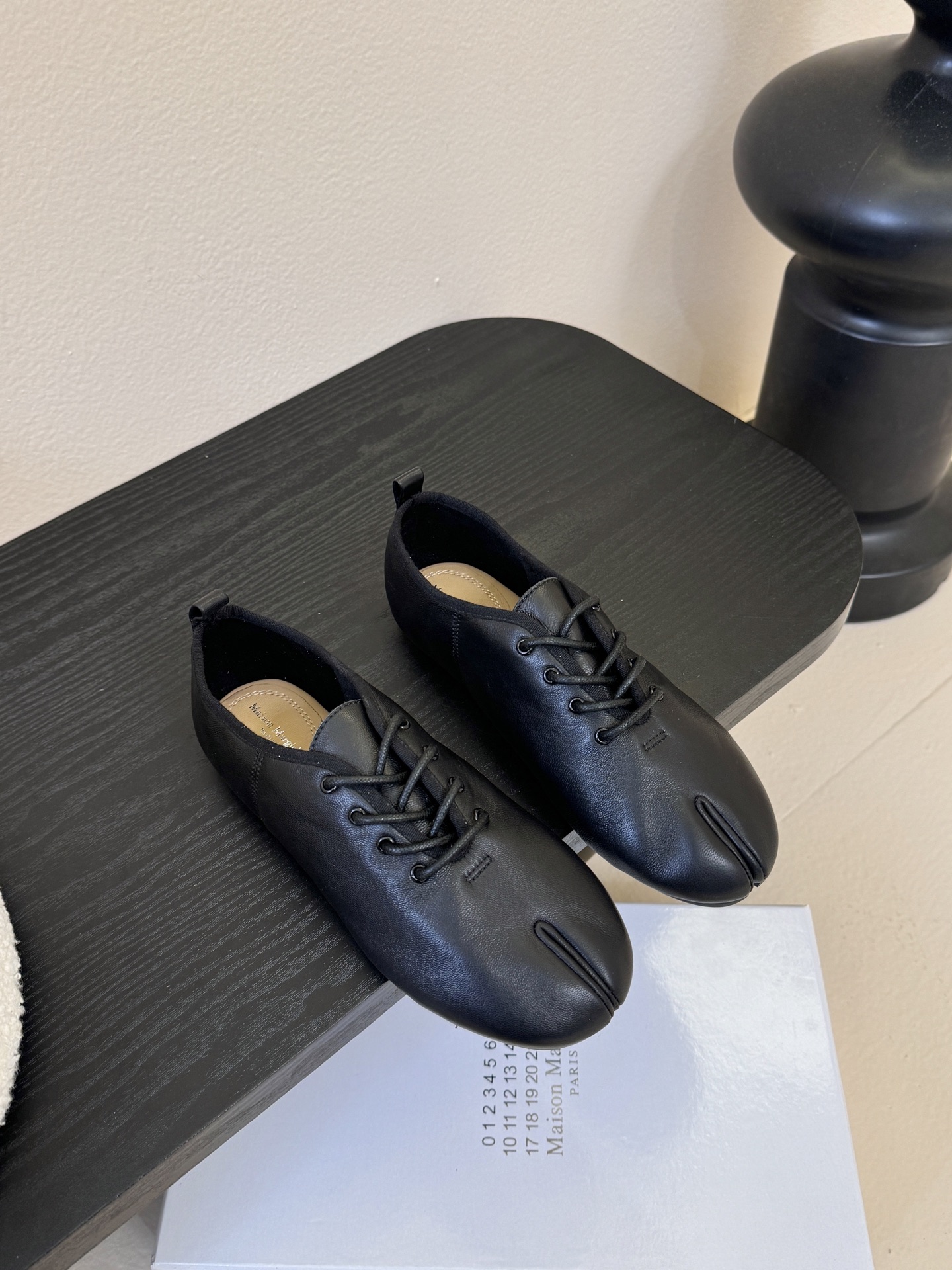 2025Maison Margie*马吉拉•分趾粗跟平底复古玛丽珍系带分趾鞋太棒了的版本 非常不好做！马