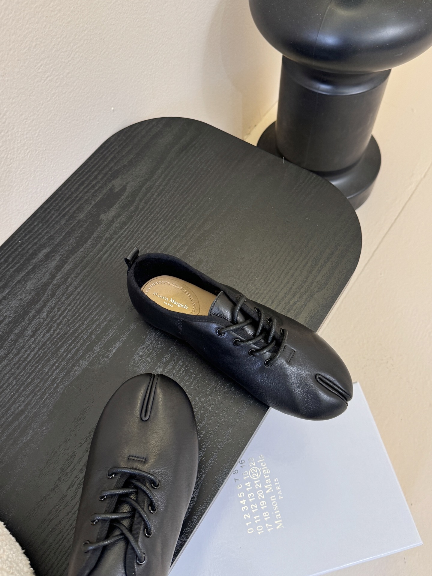 2025Maison Margie*马吉拉•分趾粗跟平底复古玛丽珍系带分趾鞋太棒了的版本 非常不好做！马