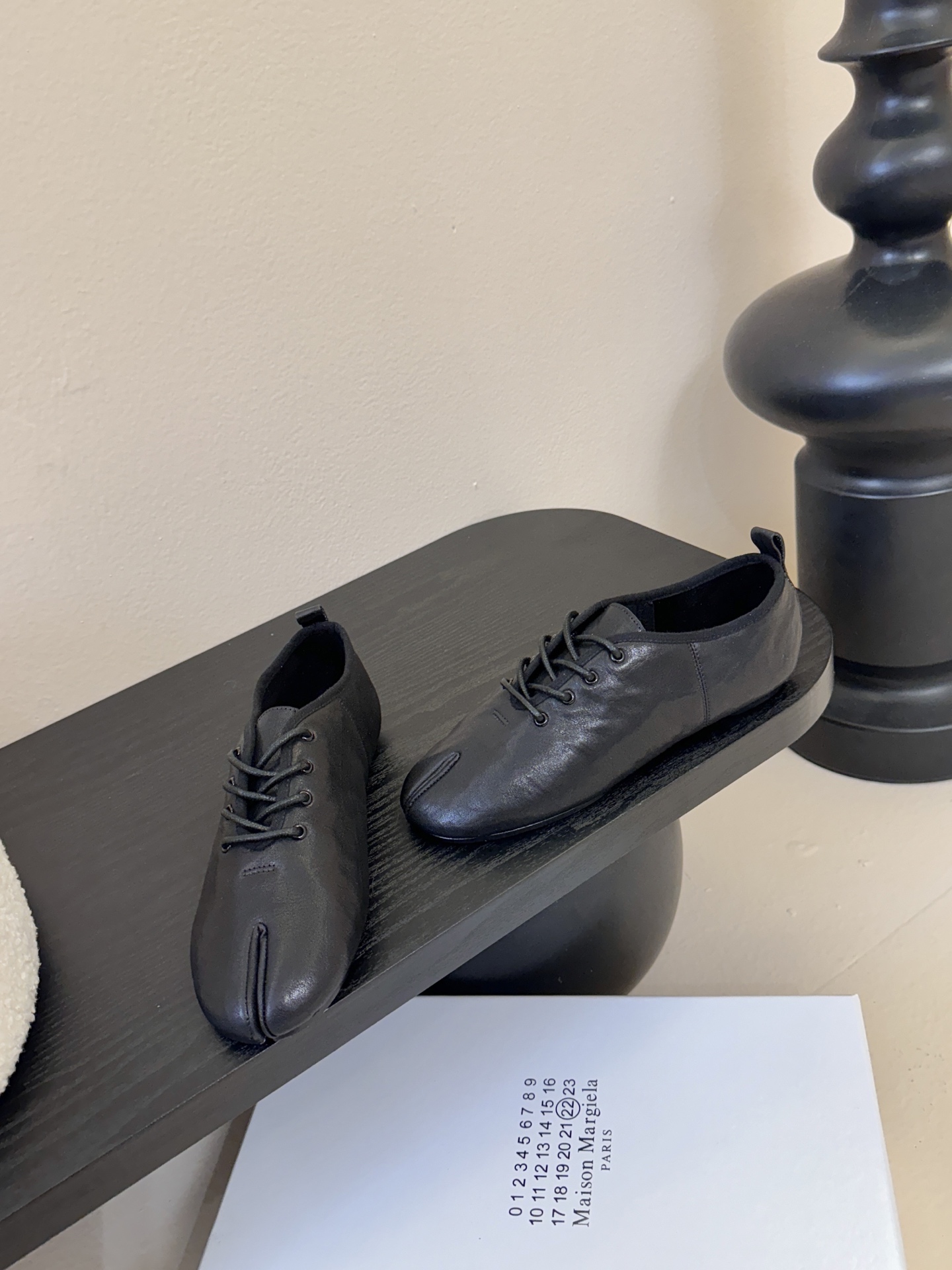 2025Maison Margie*马吉拉•分趾粗跟平底复古玛丽珍系带分趾鞋太棒了的版本 非常不好做！马