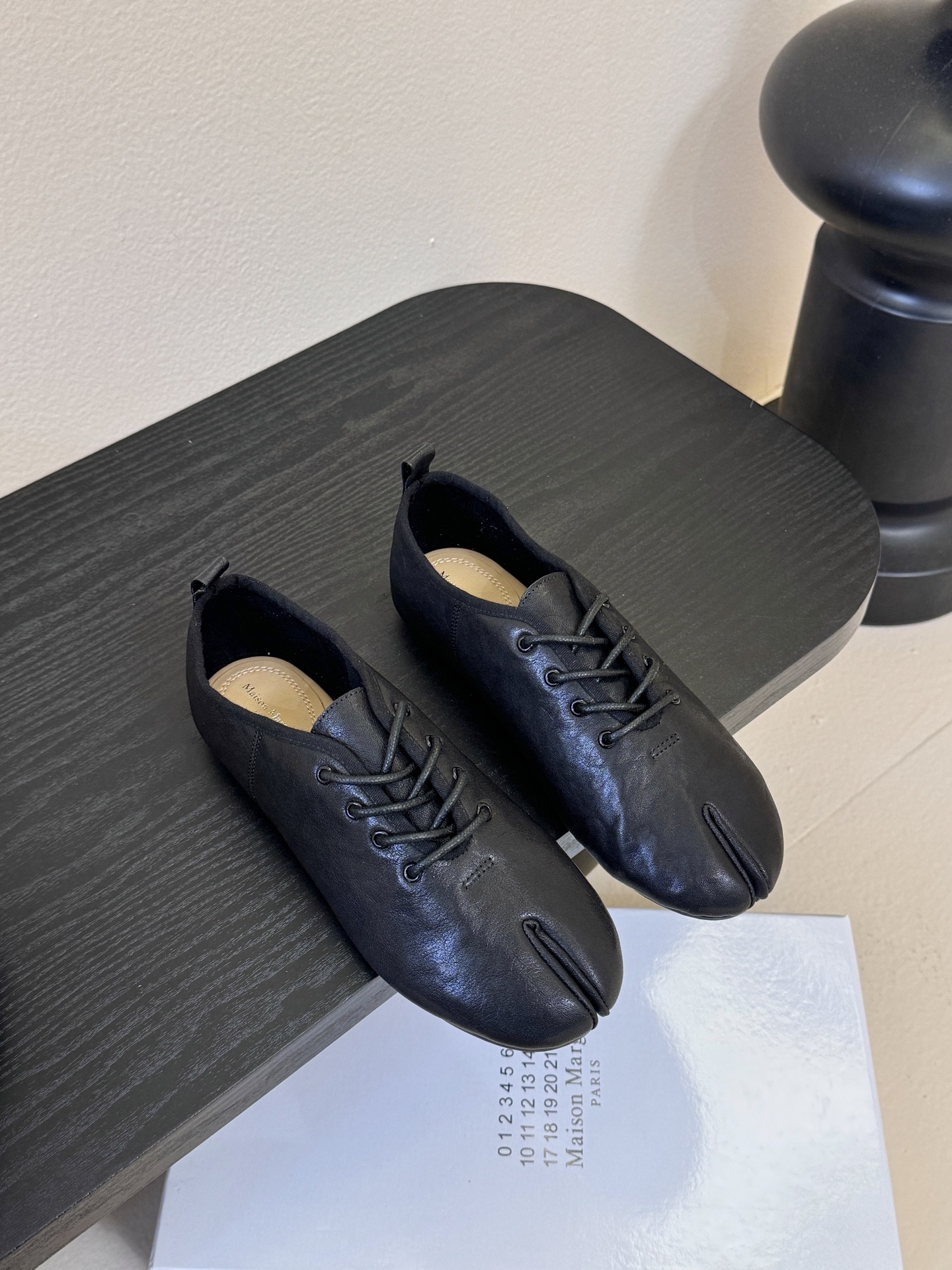 2025Maison Margie*马吉拉•分趾粗跟平底复古玛丽珍系带分趾鞋太棒了的版本 非常不好做！马