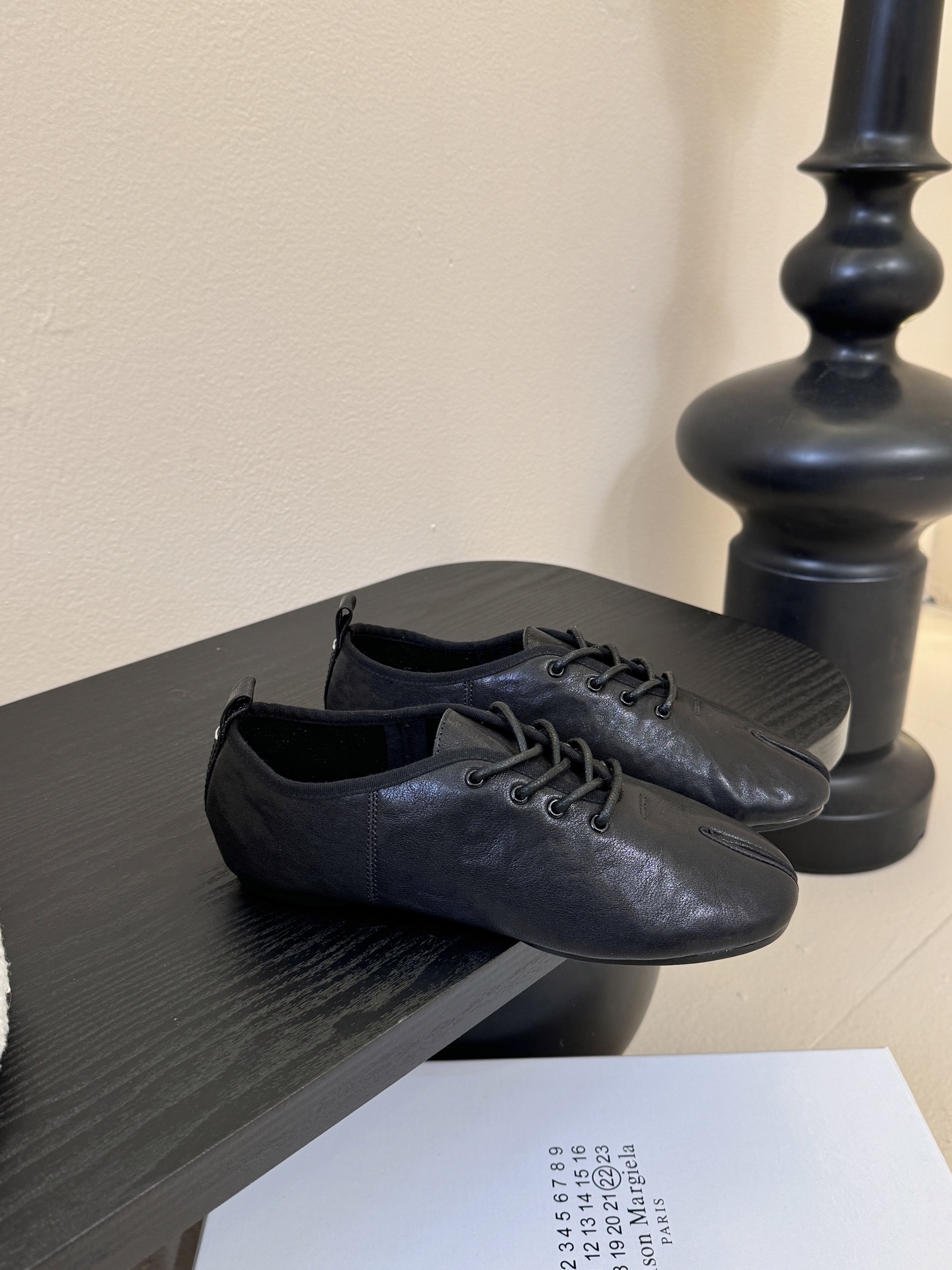 2025Maison Margie*马吉拉•分趾粗跟平底复古玛丽珍系带分趾鞋太棒了的版本 非常不好做！马