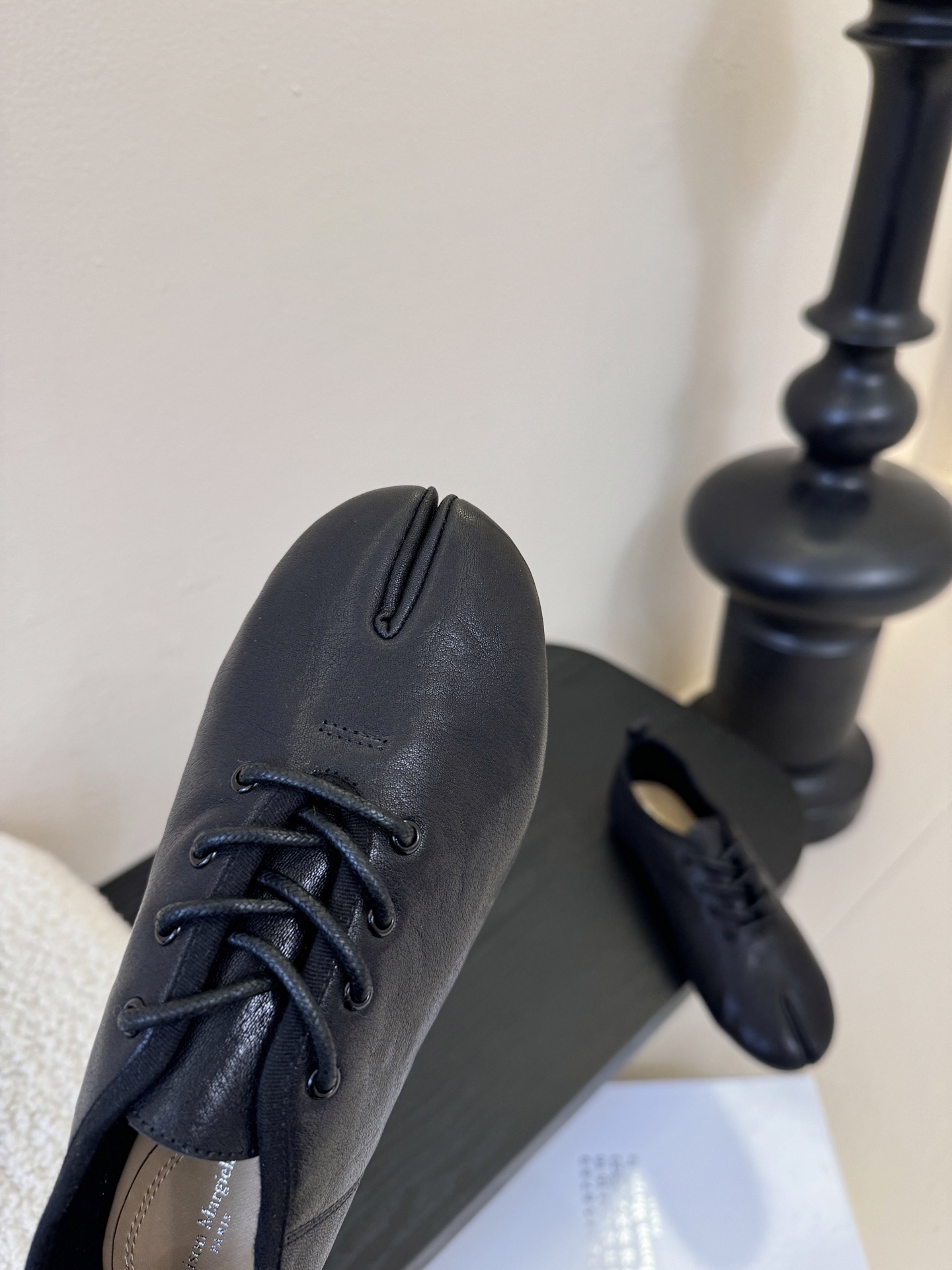 2025Maison Margie*马吉拉•分趾粗跟平底复古玛丽珍系带分趾鞋太棒了的版本 非常不好做！马