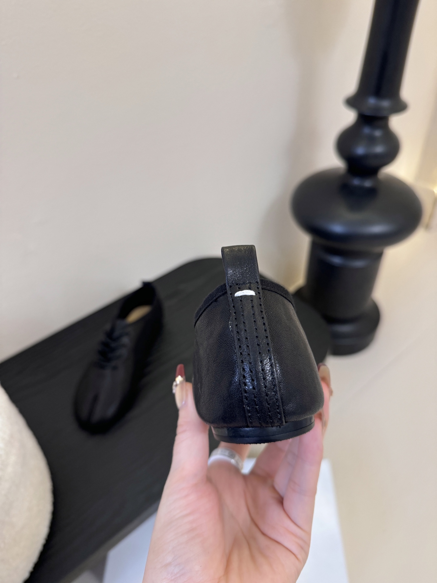 2025Maison Margie*马吉拉•分趾粗跟平底复古玛丽珍系带分趾鞋太棒了的版本 非常不好做！马