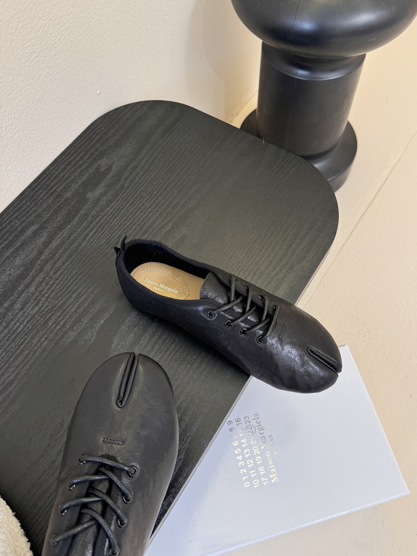 2025Maison Margie*马吉拉•分趾粗跟平底复古玛丽珍系带分趾鞋太棒了的版本 非常不好做！马