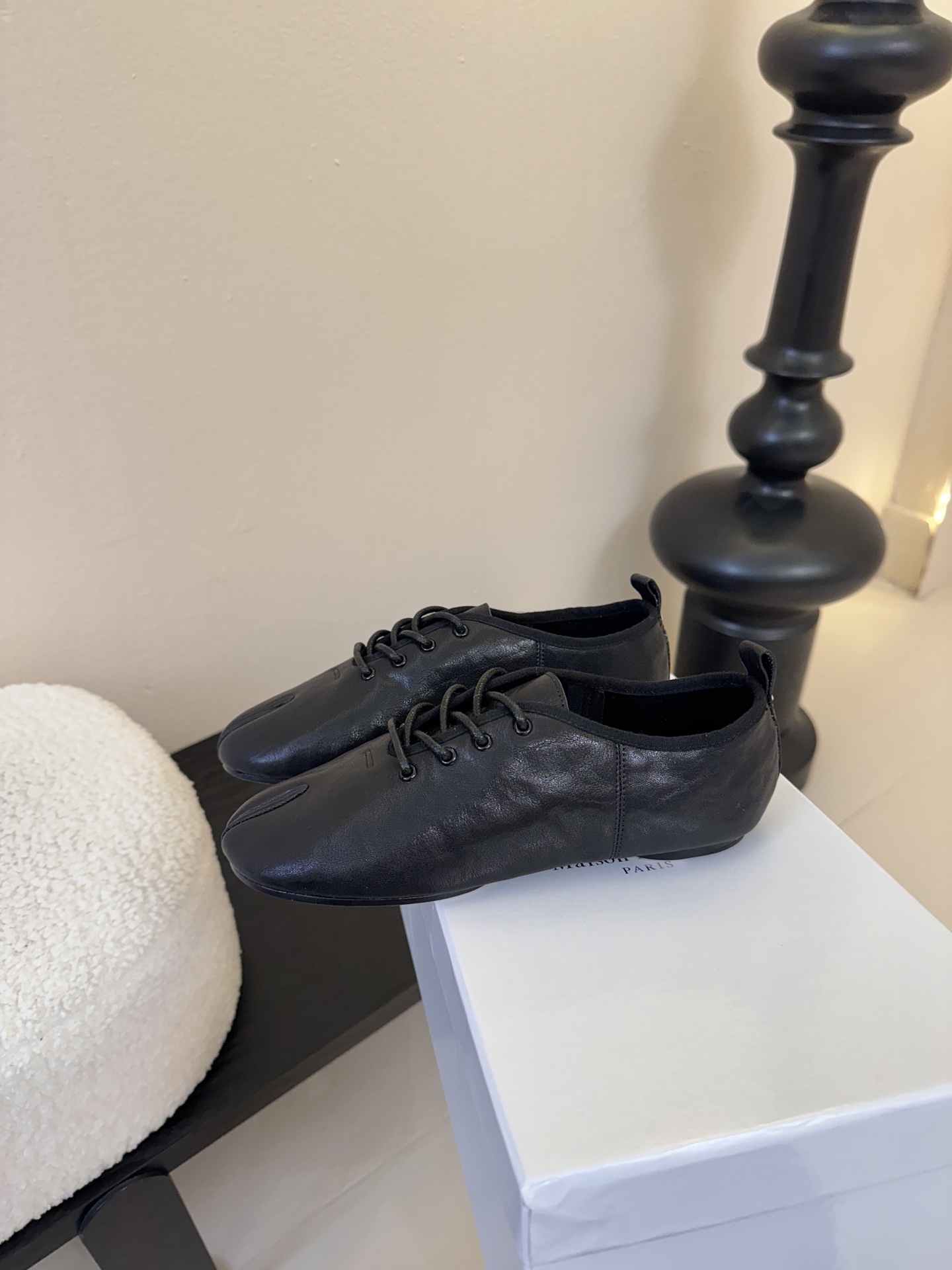 2025Maison Margie*马吉拉•分趾粗跟平底复古玛丽珍系带分趾鞋太棒了的版本 非常不好做！马