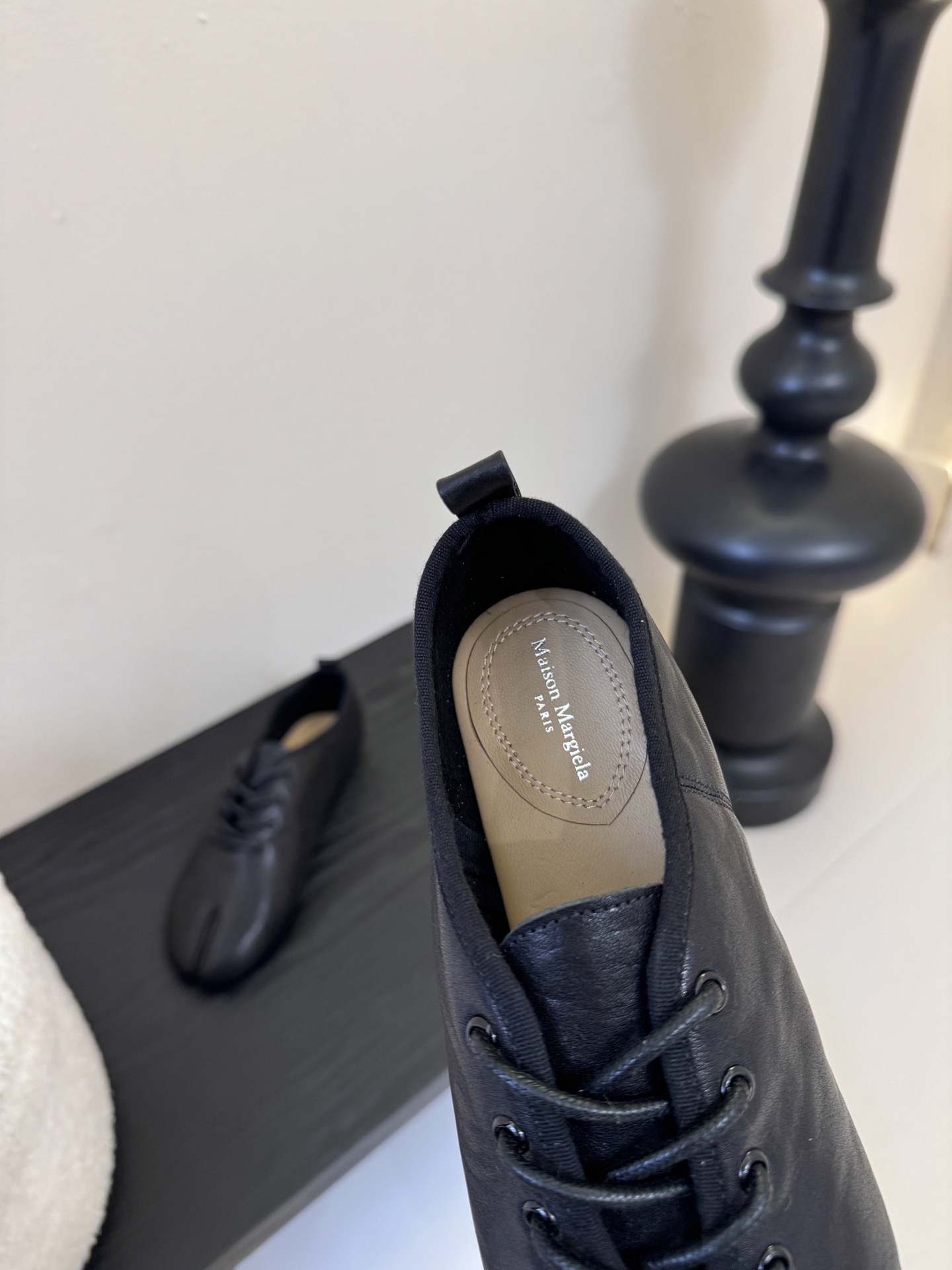 2025Maison Margie*马吉拉•分趾粗跟平底复古玛丽珍系带分趾鞋太棒了的版本 非常不好做！马