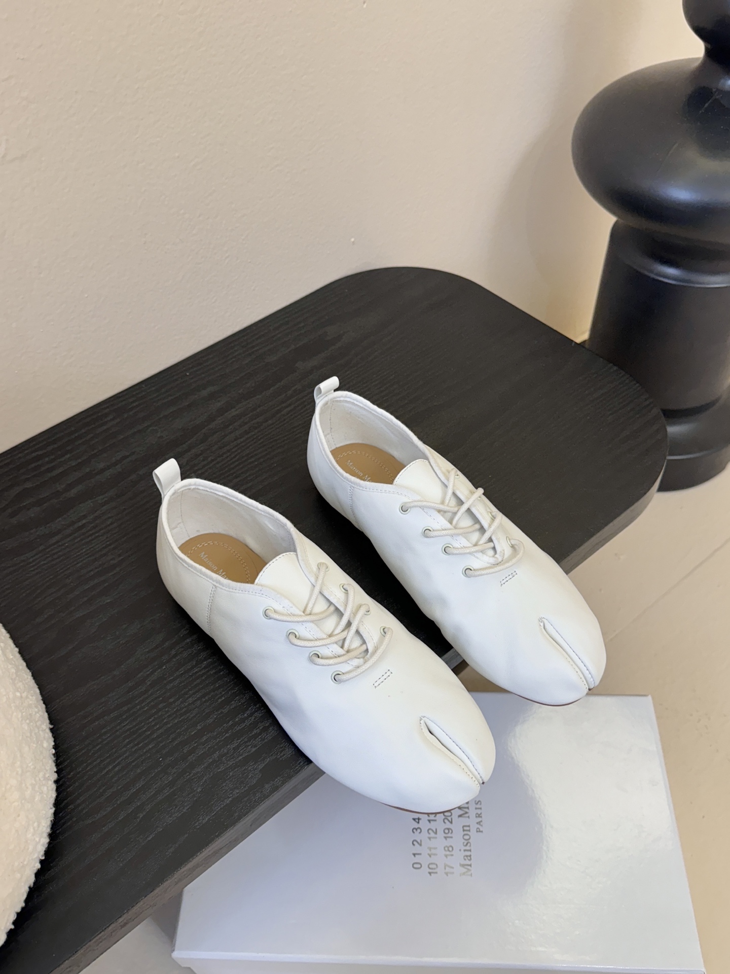 2025Maison Margie*马吉拉•分趾粗跟平底复古玛丽珍系带分趾鞋太棒了的版本 非常不好做！马