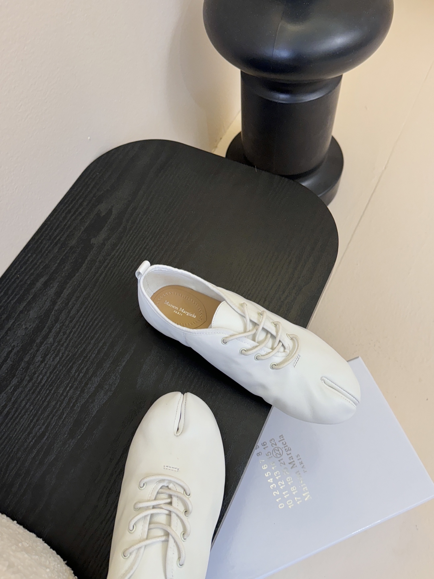 2025Maison Margie*马吉拉•分趾粗跟平底复古玛丽珍系带分趾鞋太棒了的版本 非常不好做！马