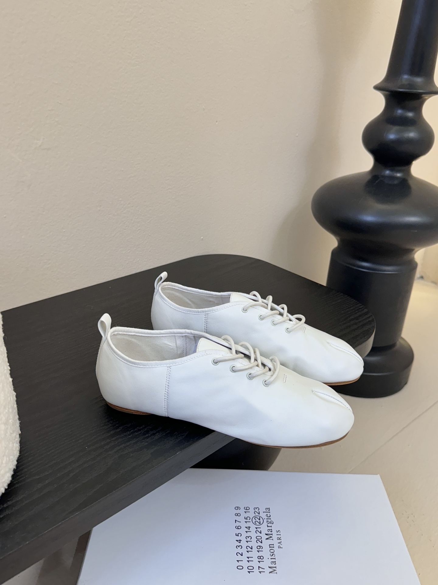 2025Maison Margie*马吉拉•分趾粗跟平底复古玛丽珍系带分趾鞋太棒了的版本 非常不好做！马