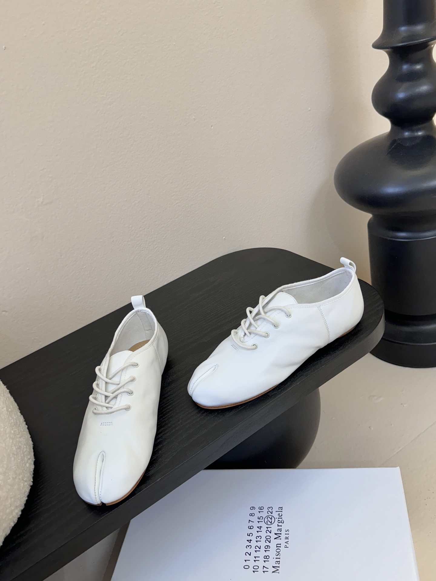 2025Maison Margie*马吉拉•分趾粗跟平底复古玛丽珍系带分趾鞋太棒了的版本 非常不好做！马