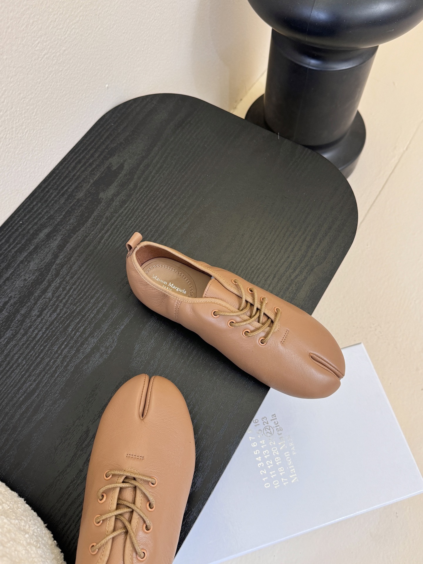 2025Maison Margie*马吉拉•分趾粗跟平底复古玛丽珍系带分趾鞋太棒了的版本 非常不好做！马