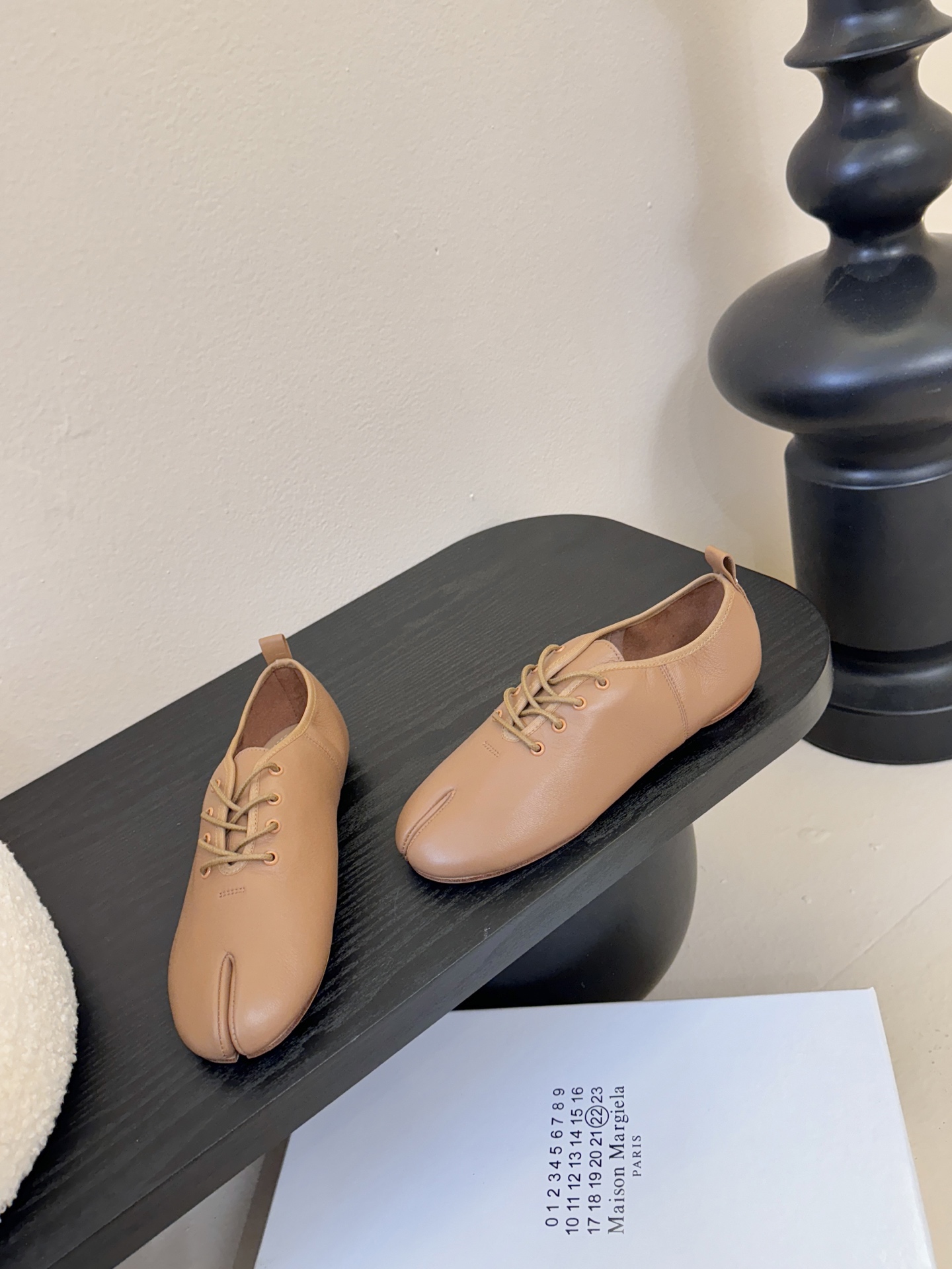 2025Maison Margie*马吉拉•分趾粗跟平底复古玛丽珍系带分趾鞋太棒了的版本 非常不好做！马