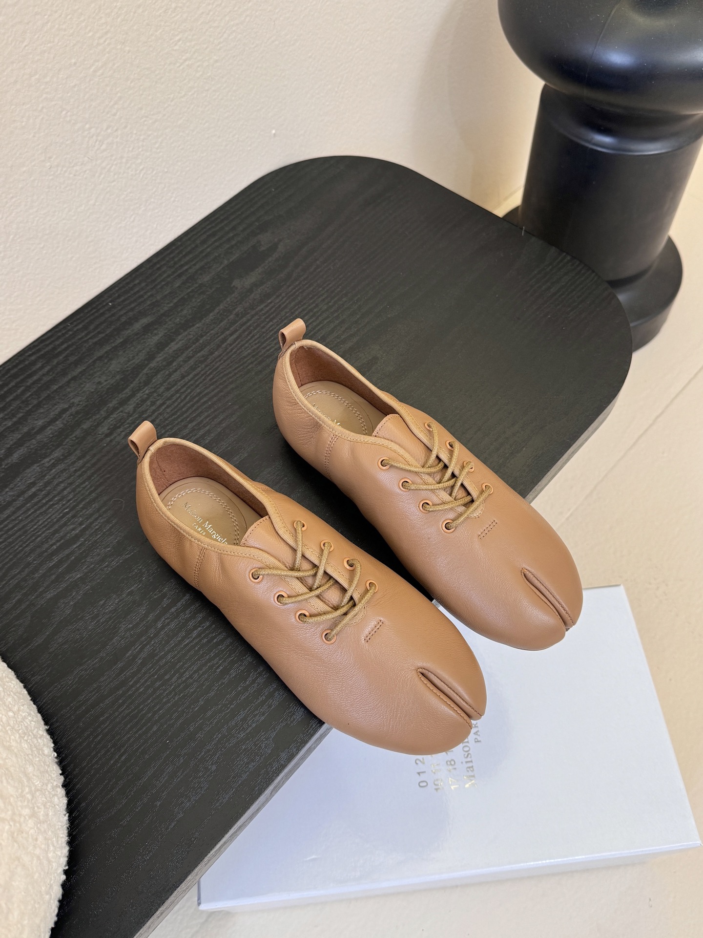 NO:592758,2025 Maison Margie* Margie split-toe thick-heeled flat-soled vintage Mary Jane lace-up split-toe shoes. A great version, very difficult to make!  Margiela split-toe shoes have been pushed into the limelight again, and Xiaohongshu’s posts have exploded one after another!  A must-have for sexy and cool girls. Fried chicken looks good on your feet. Don’t worry, wear it and you will be the most unique existence in that group. Fabric: Vegetable-tanned cowhide. Lining: cowhide. Outsole. Genuine leather sole imported from Italy. Size: 35-39/40.41 Customized, non-returnable, non-exchangeable, single shoes, masion margiela, mary jane, cowhide198609092025Maison Margie*马吉拉分趾粗跟平底复古玛丽珍系带分趾鞋 太棒了的版本 非常不好做！马吉拉分趾鞋又被推到风口啦 小红书发一个爆一个！性感酷辣女孩必备 上脚炒鸡好看 大家放心冲穿上它你就是那个人群中最独特的存在 面料植鞣牛皮 内里垫脚牛皮 大底 意大利进口真皮底 Size : 35-39/40.41定制不退不换,单鞋,masion margiela,mary jane,cowhide,Women's Shoes