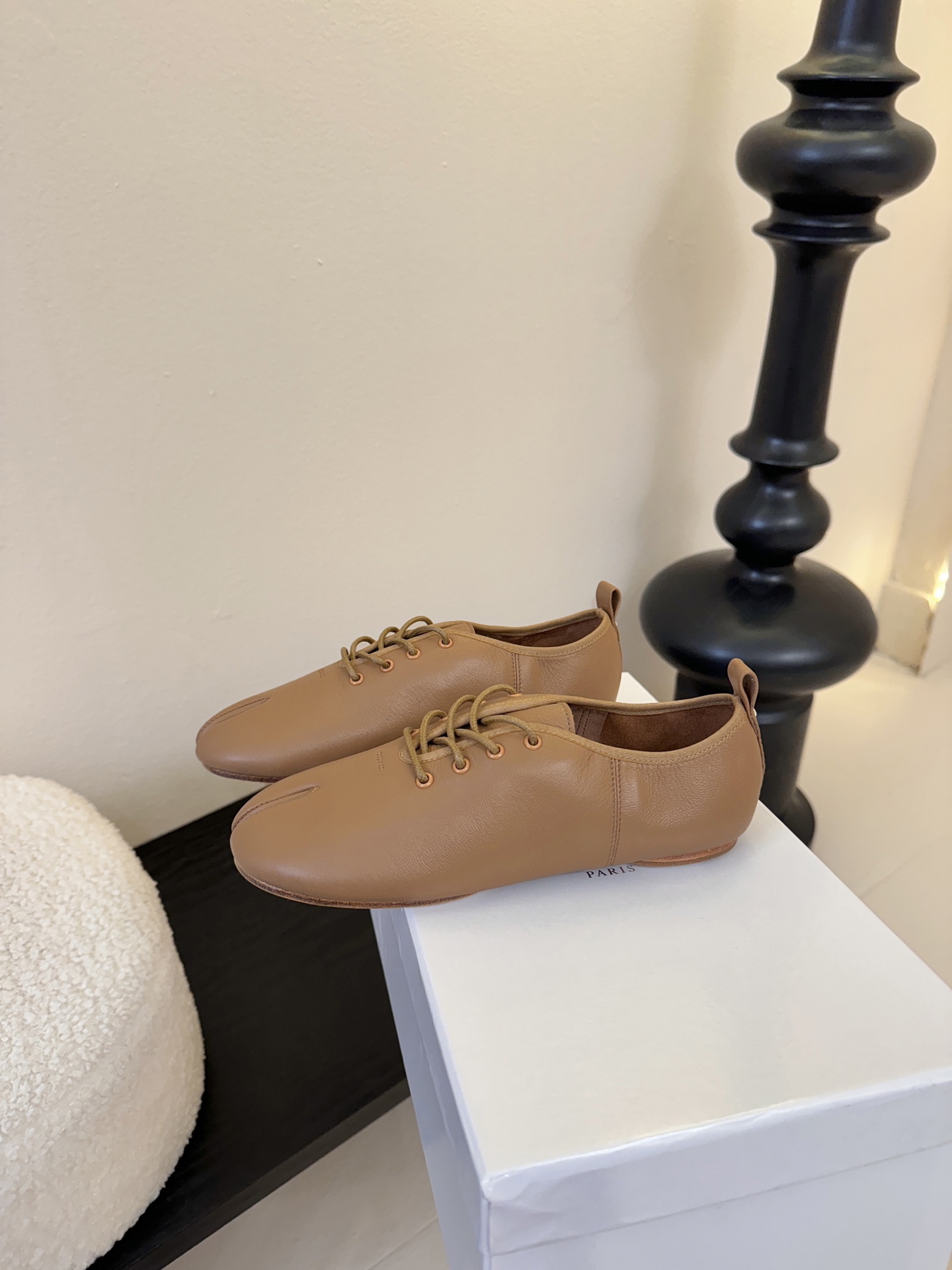 2025Maison Margie*马吉拉•分趾粗跟平底复古玛丽珍系带分趾鞋太棒了的版本 非常不好做！马