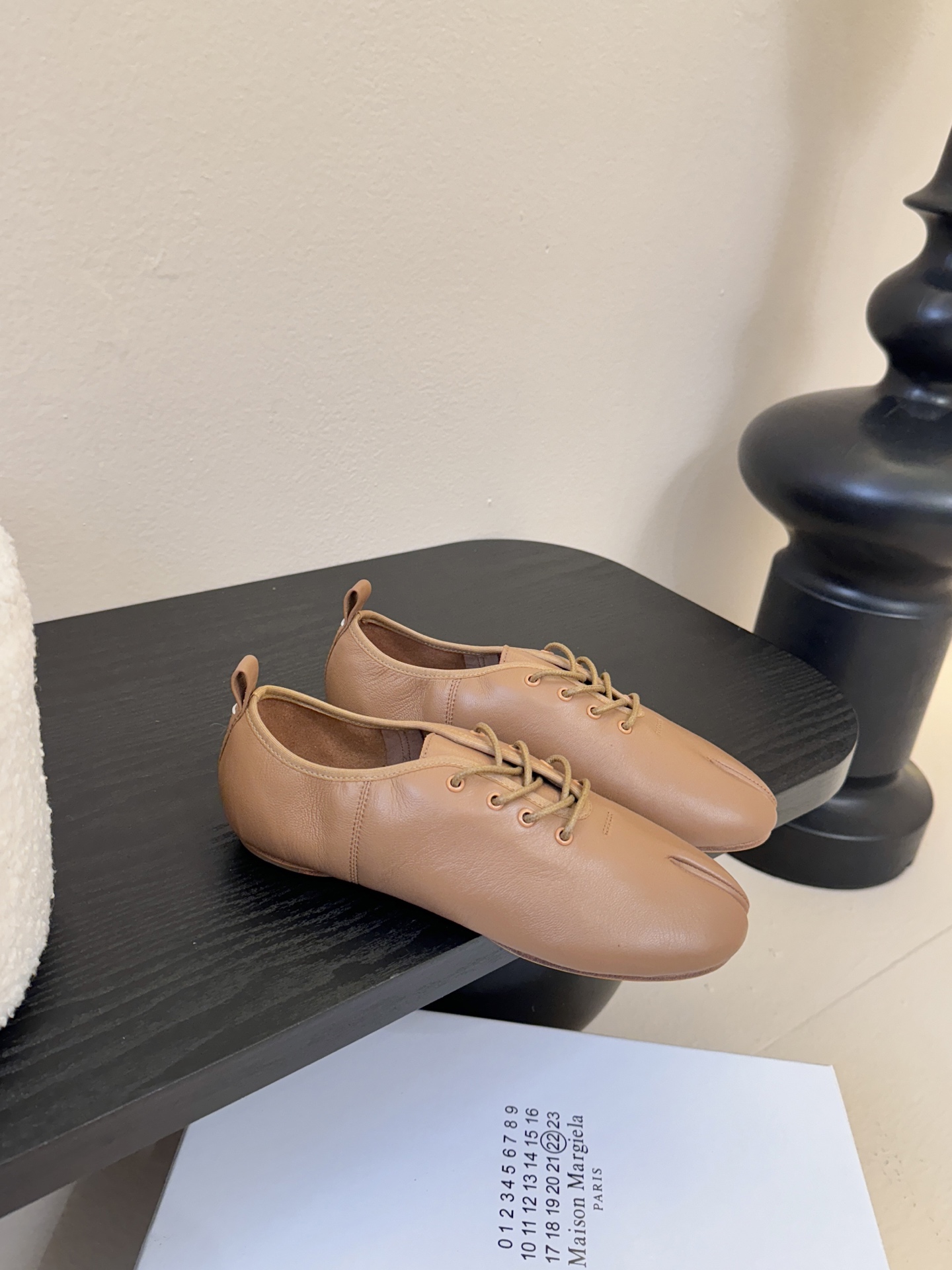 2025Maison Margie*马吉拉•分趾粗跟平底复古玛丽珍系带分趾鞋太棒了的版本 非常不好做！马