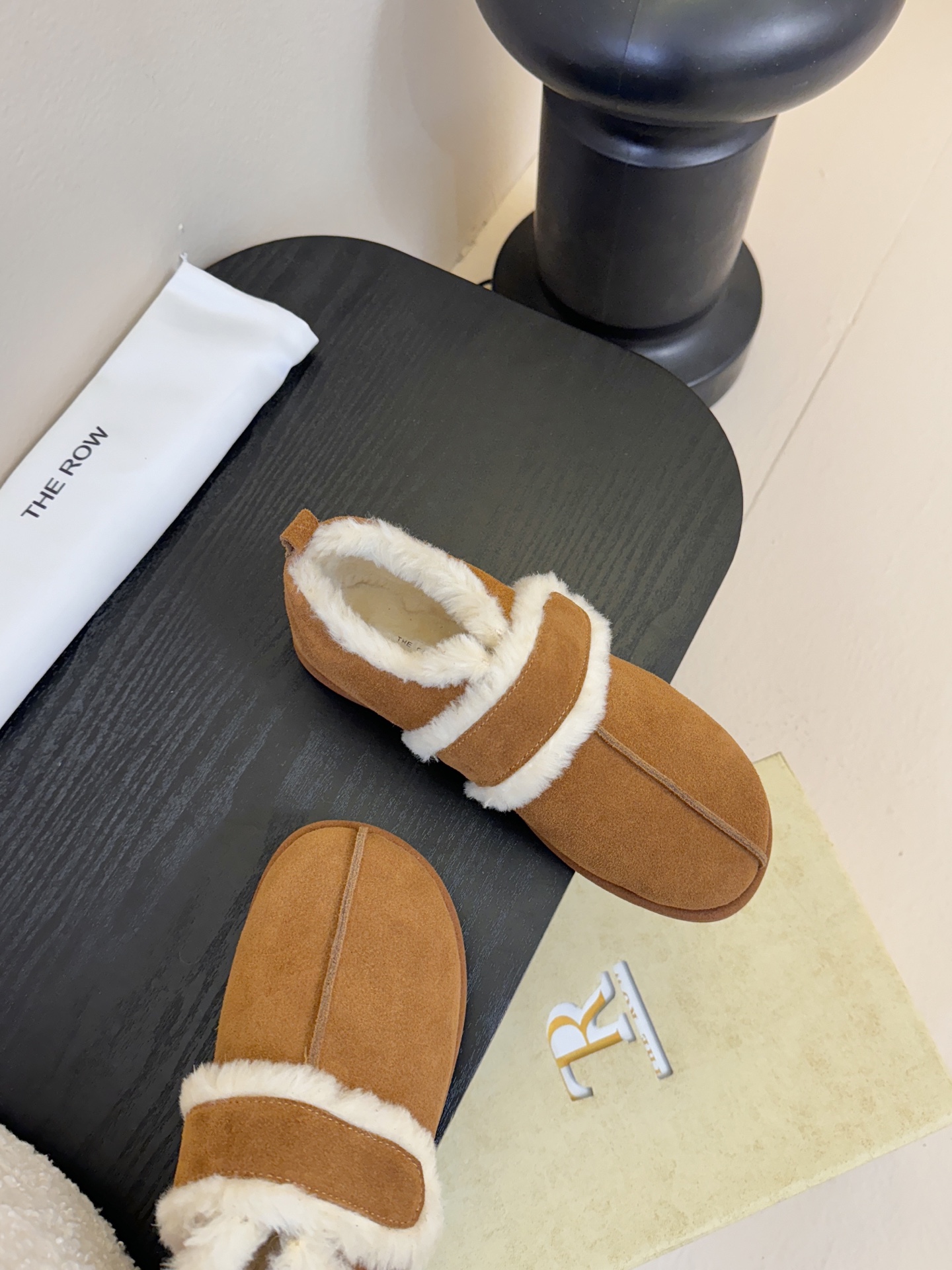 25年最新款The Row皮毛一体羊毛靴，魔术贴设计简单又方便，搭配也好看！整个鞋子非常柔软，好穿不磨脚